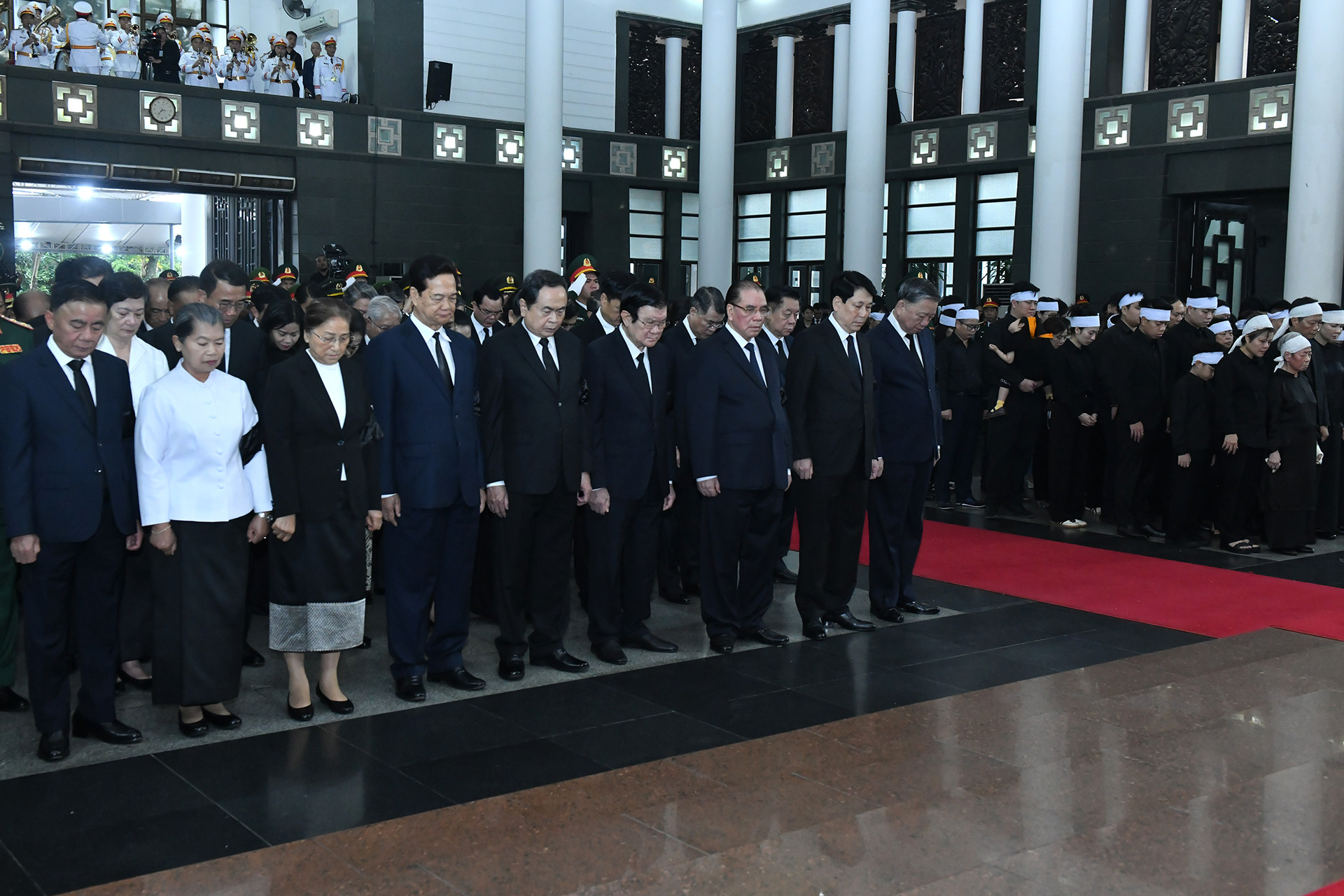 Các đồng chí lãnh đạo, nguyên lãnh đạo Đảng, Nhà nước dành một phút mặc niệm tưởng nhớ nguyên Chủ tịch nước Trần Đức Lương. (Ảnh: ĐĂNG KHOA) Các đồng chí lãnh đạo, nguyên lãnh đạo Đảng, Nhà nước dành một phút mặc niệm tưởng nhớ nguyên Chủ tịch nước Trần Đức Lương. (Ảnh: ĐĂNG KHOA)