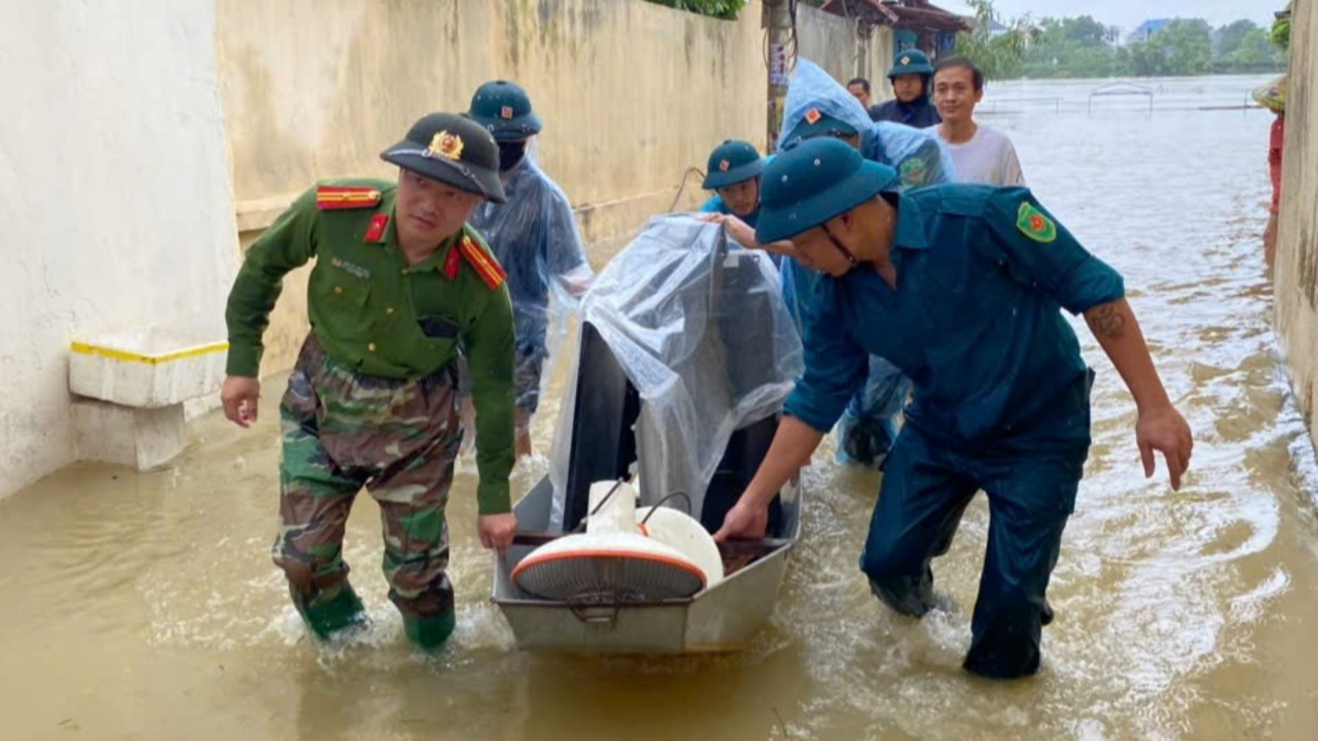 Tại nhiều nơi, các lực lượng chức năng đều đã vào cuộc bất chấp điều kiện thời tiết và khó khăn với mục tiêu bảo đảm an toàn cho tính mạng, tài sản người dân. (Ảnh: Đình Thủy)