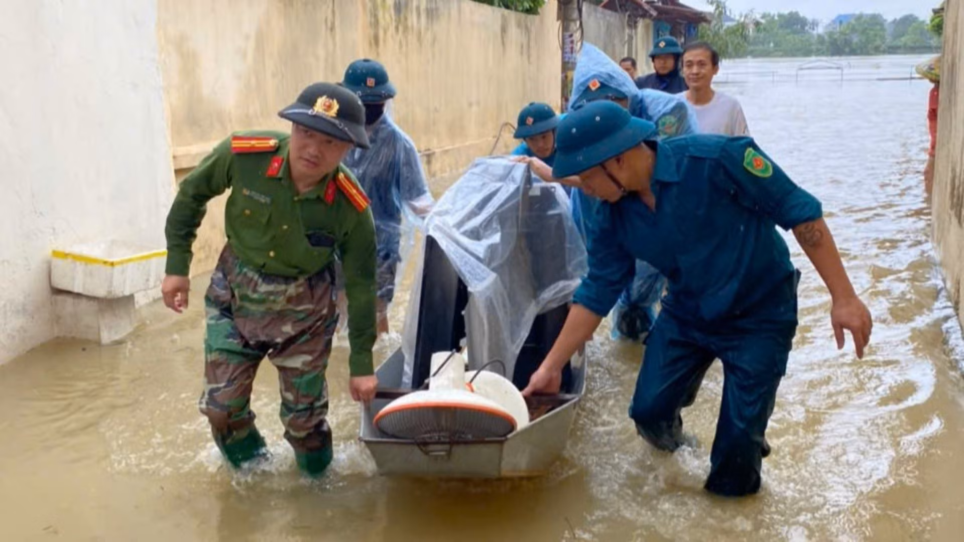 Tại nhiều nơi, các lực lượng chức năng đều đã vào cuộc bất chấp điều kiện thời tiết và khó khăn với mục tiêu bảo đảm an toàn cho tính mạng, tài sản người dân. (Ảnh: Đình Thủy)