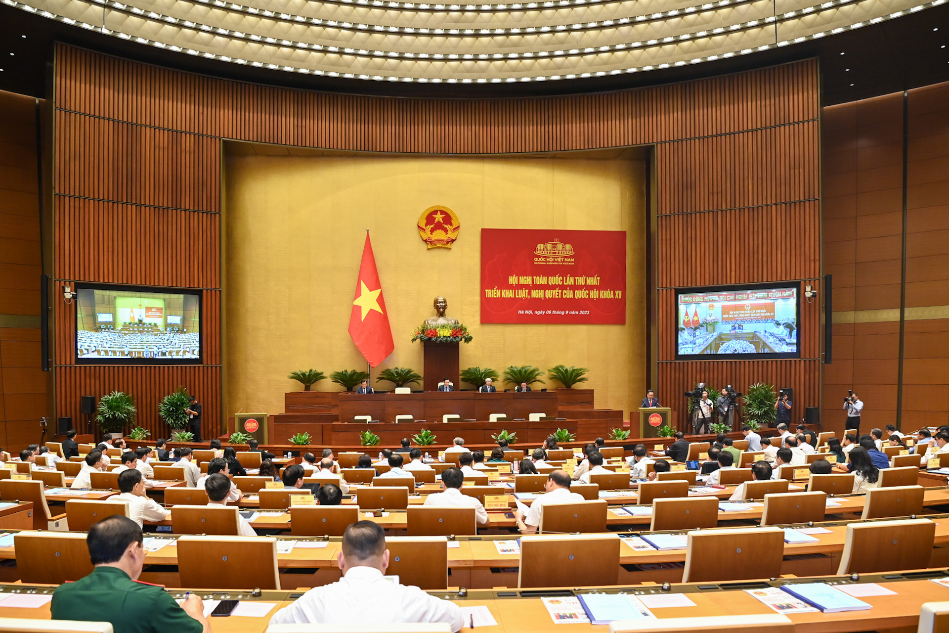 Hội nghị toàn quốc lần thứ nhất triển khai luật, nghị quyết của Quốc hội khóa XV để quán triệt và triển khai các luật, nghị quyết được thông qua tại Kỳ họp thứ 5, đồng thời đánh giá việc thực hiện các luật, nghị quyết được Quốc hội ban hành từ đầu nhiệm kỳ đến hết Kỳ họp thứ 4.