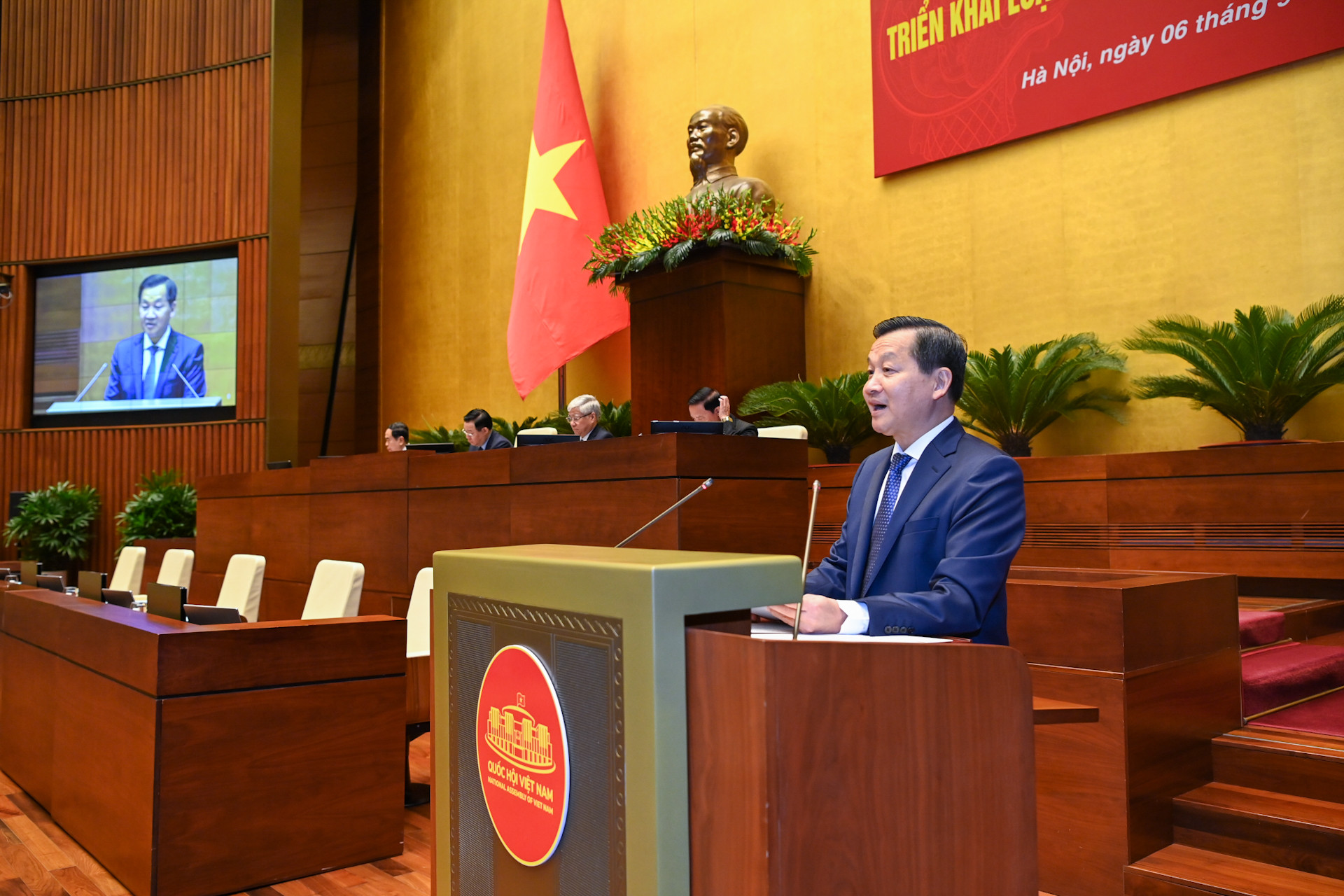 Phó Thủ tướng Chính phủ Lê Minh Khái trình bày báo cáo tại hội nghị.