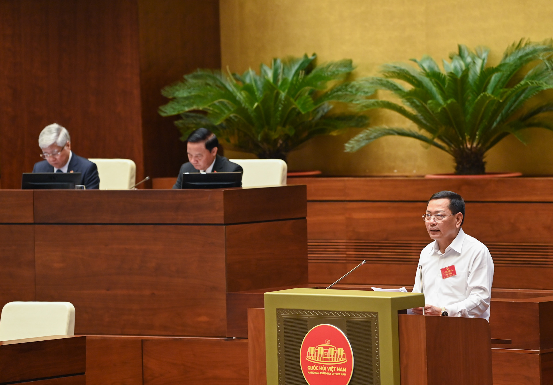 Phó Chánh án Tòa án nhân dân tối cao Nguyễn Văn Du trình bày Báo cáo tóm tắt tham luận về công tác triển khai thi hành Nghị quyết số 33/2021/QH15 của Quốc hội về tổ chức phiên tòa trực tuyến.