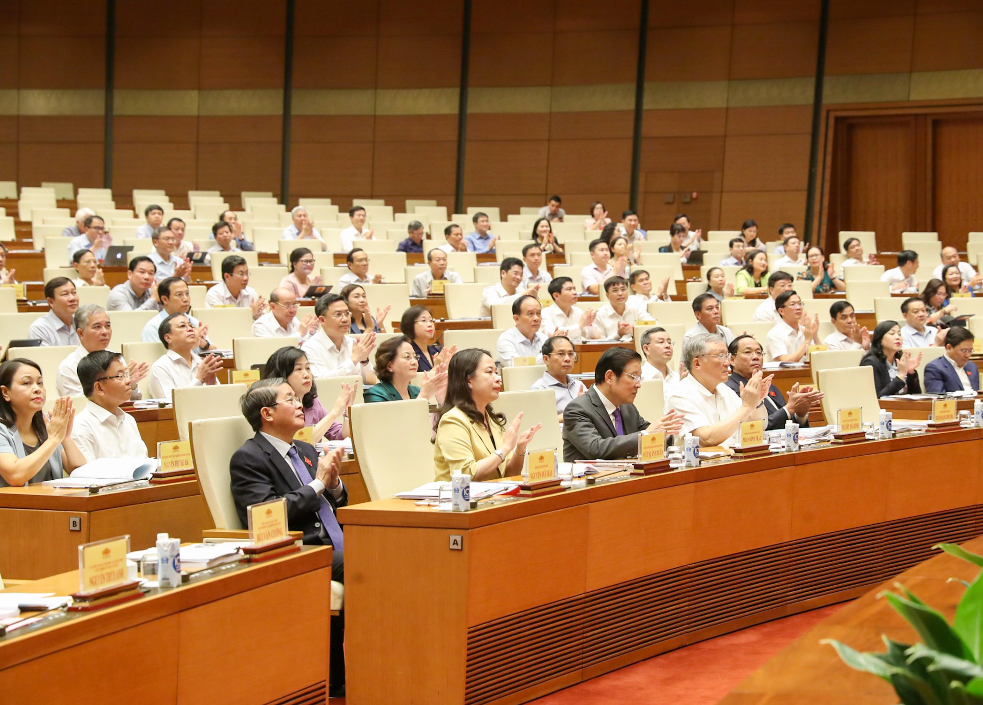 Các đồng chí lãnh đạo Đảng, Nhà nước cùng lãnh đạo các Bộ, ngành và các đại biểu dự hội nghị.