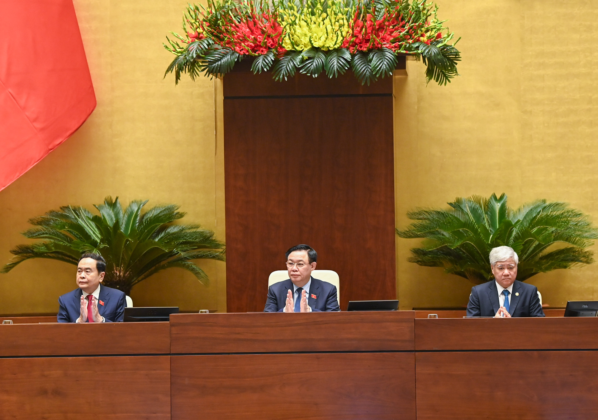 Chủ tịch Quốc hội Vương Đình Huệ và các đồng chí chủ trì hội nghị.