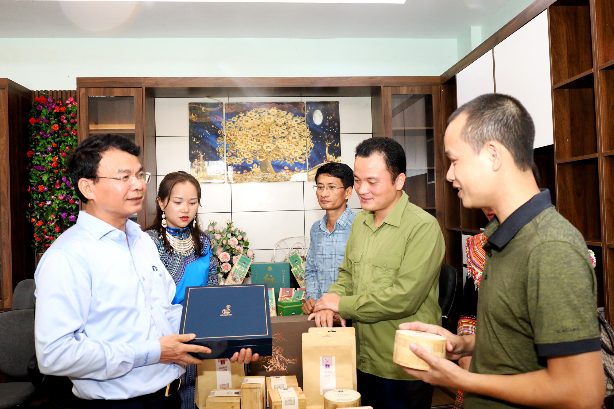 Bí thư Tỉnh ủy Lào Cai Đặng Xuân Phong thị sát, kiểm tra cơ sở sản xuất chè chât lượng cao, phục vụ xuất khẩu, ở vùng cao huyện Mường Khương (Lào Cai). Ảnh: ĐỨC PHƯƠNG