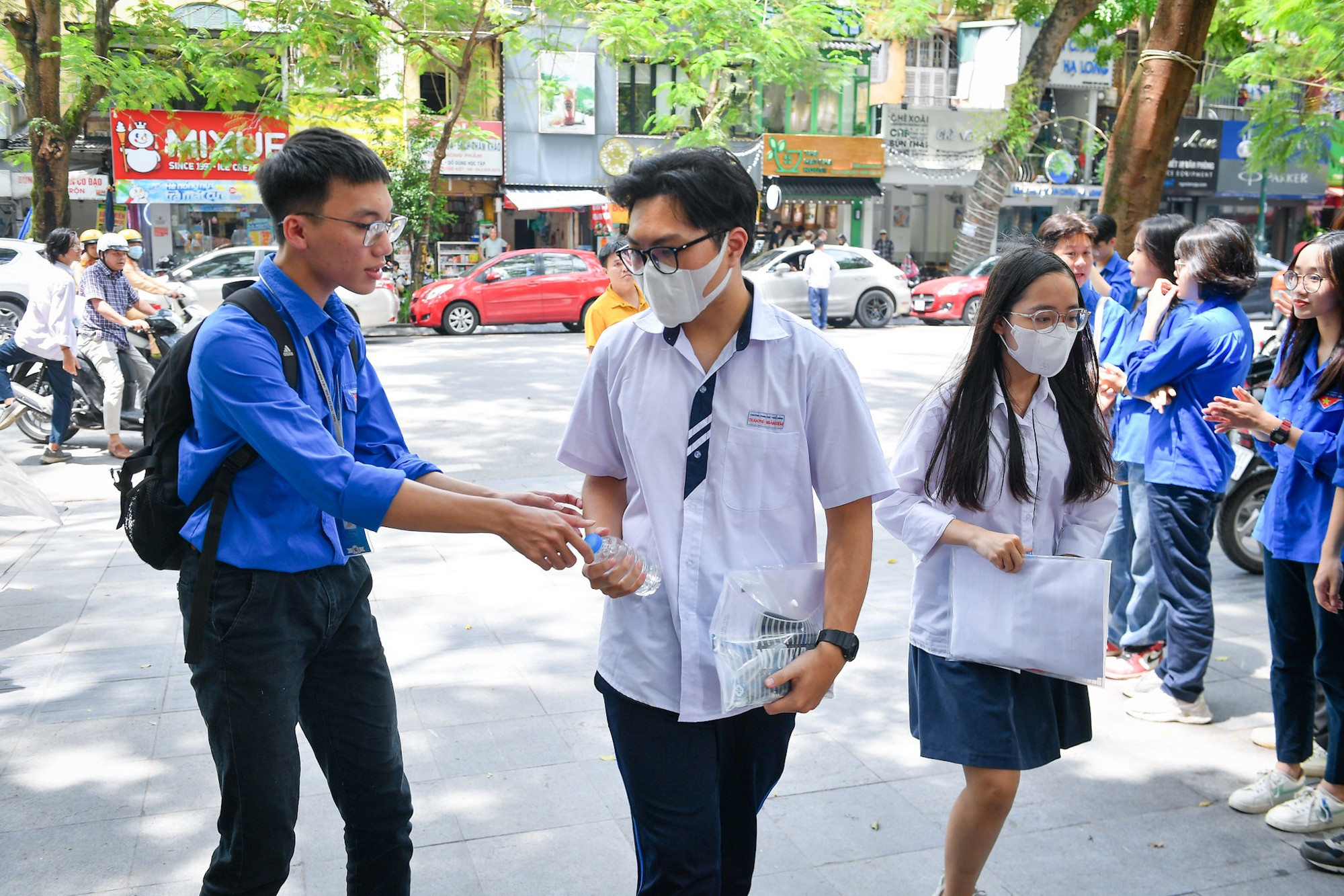 Trải qua 2 ngày thi liên tiếp, một ngày nắng nóng, oi bức... Trải qua 2 ngày thi liên tiếp, một ngày nắng nóng, oi bức...
