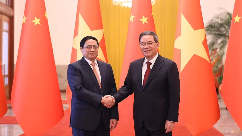 Thủ tướng Chính phủ Phạm Minh Chính và Thủ tướng Quốc vụ viện Lý Cường. (Ảnh: Nhật Bắc)