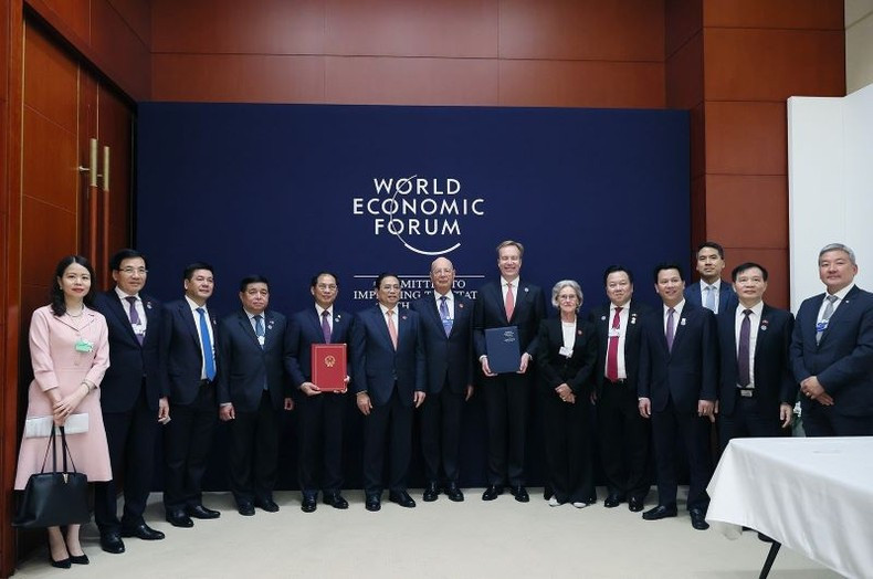 Thủ tướng Chính phủ Phạm Minh Chính và Giáo sư Klaus Schwab (Nhà sáng lập kiêm Chủ tịch điều hành WEF) chứng kiến lễ ký kết Biên bản ghi nhớ hợp tác Việt Nam-WEF giai đoạn 2023-2026.