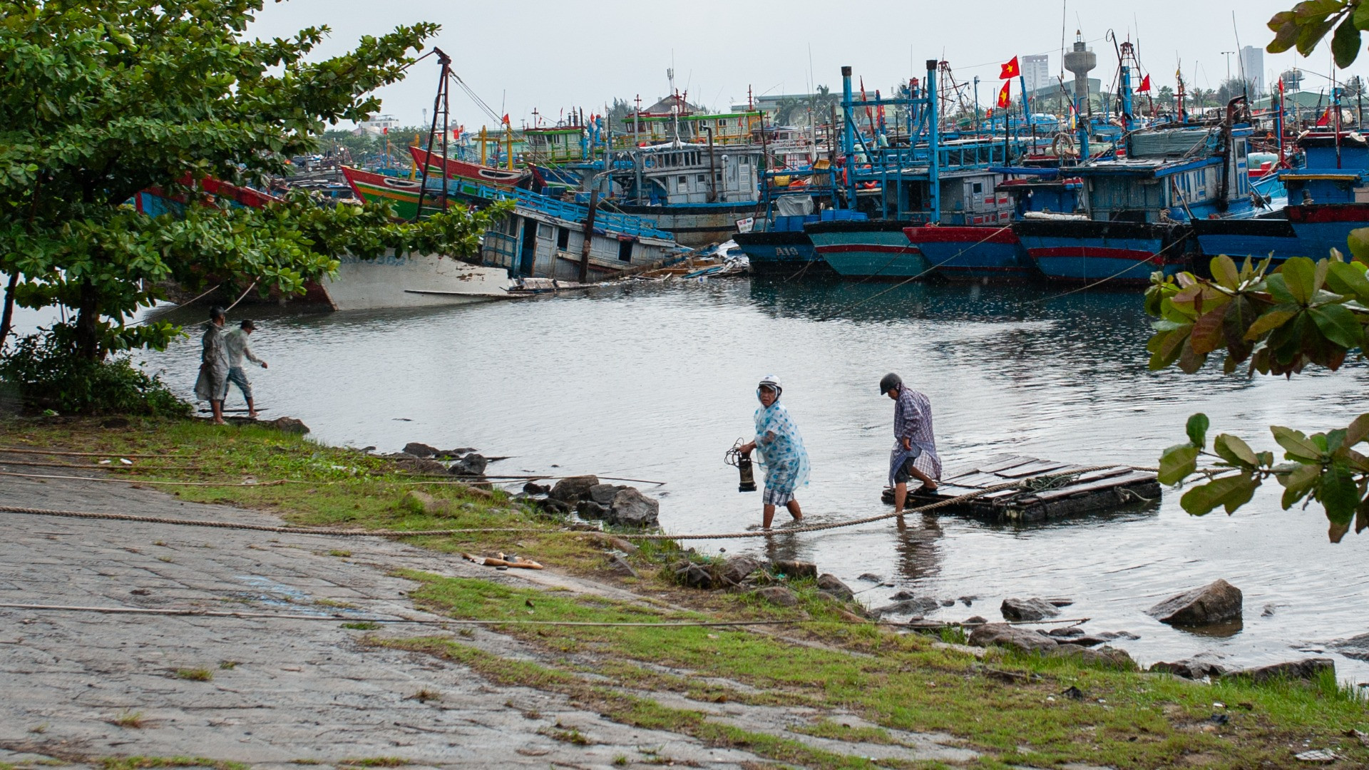 Người dân ra kiểm tra tàu cá trước khi bão số 6 đổ bộ.