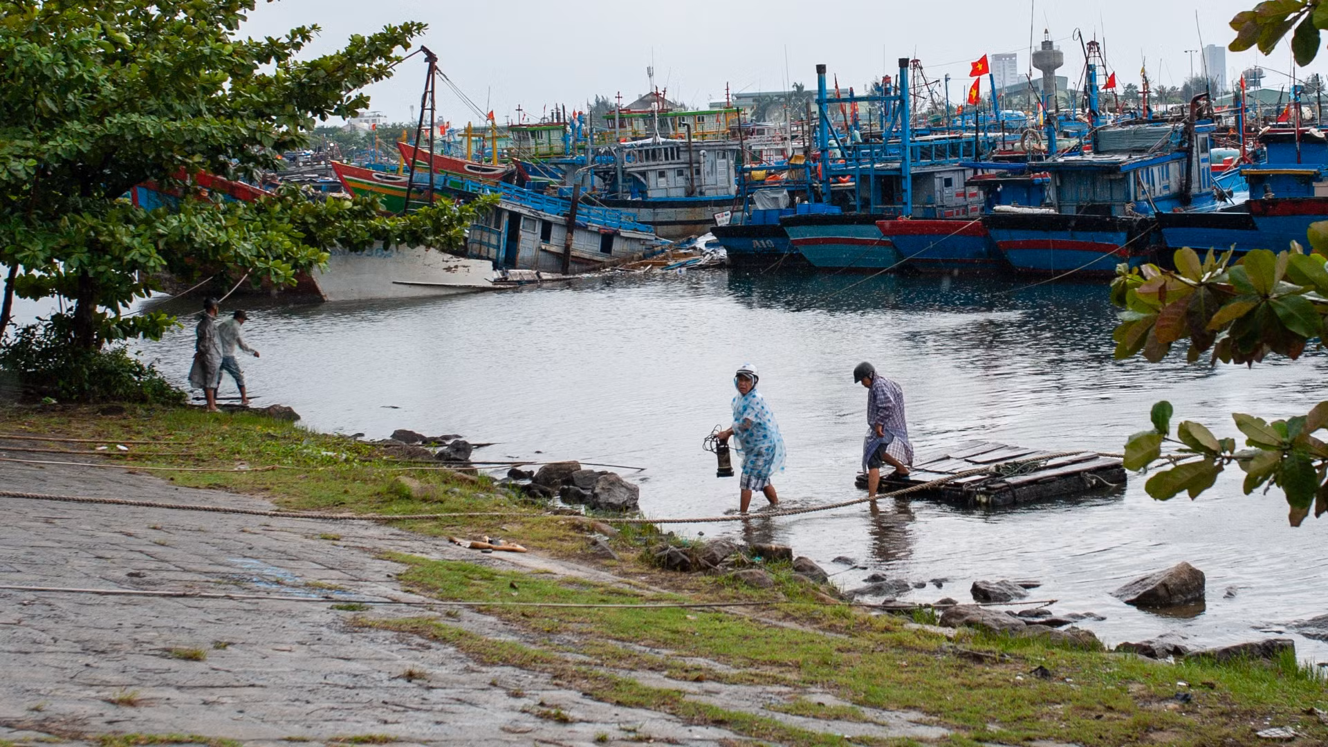 Người dân ra kiểm tra tàu cá trước khi bão số 6 đổ bộ.