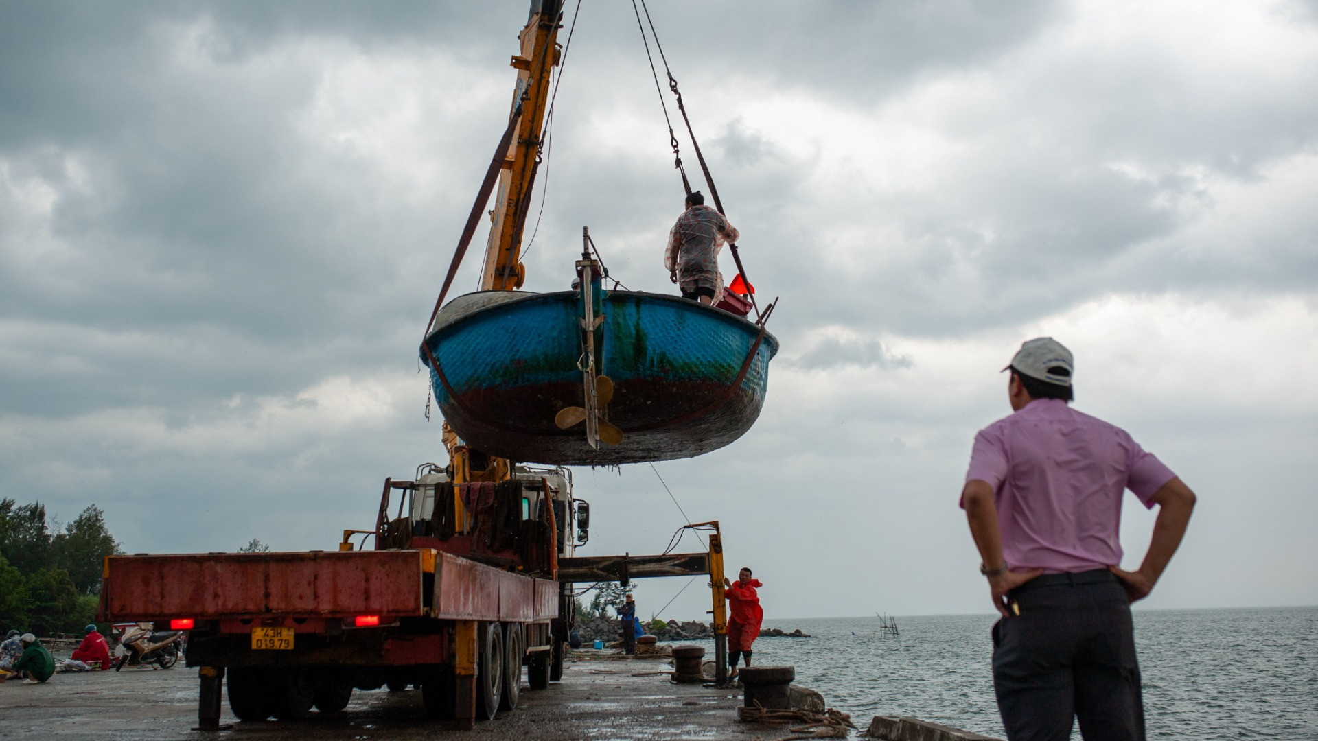 Tại khu vực vịnh Sơn Trà, các xe cẩu đã đưa số thuyền máy còn lại lên bờ tránh bão.