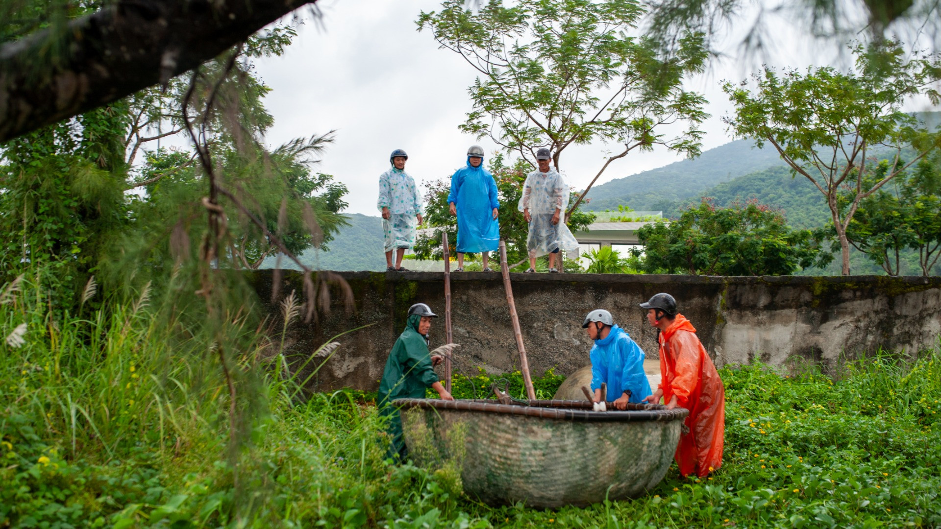 Những ngư dân đang nhanh chóng đưa các thúng lên bờ.
