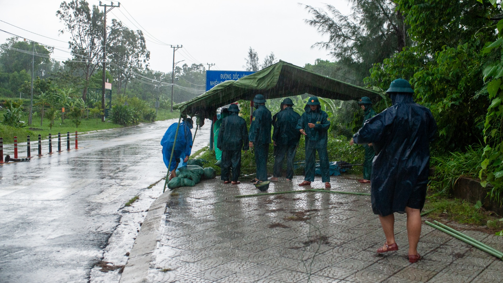Lực lượng chức năng dựng trại đường lên bán đảo Sơn Trà để kiểm soát phương tiện lưu thông trong mưa bão.