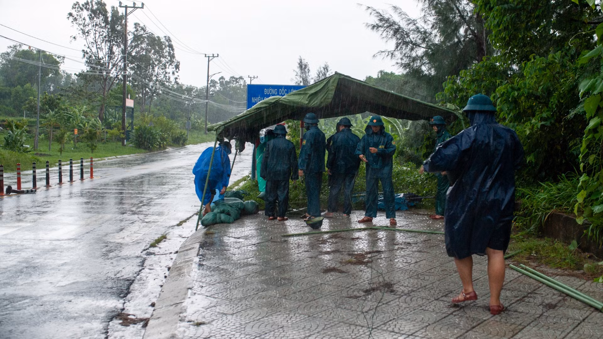 Lực lượng chức năng dựng trại đường lên bán đảo Sơn Trà để kiểm soát phương tiện lưu thông trong mưa bão.