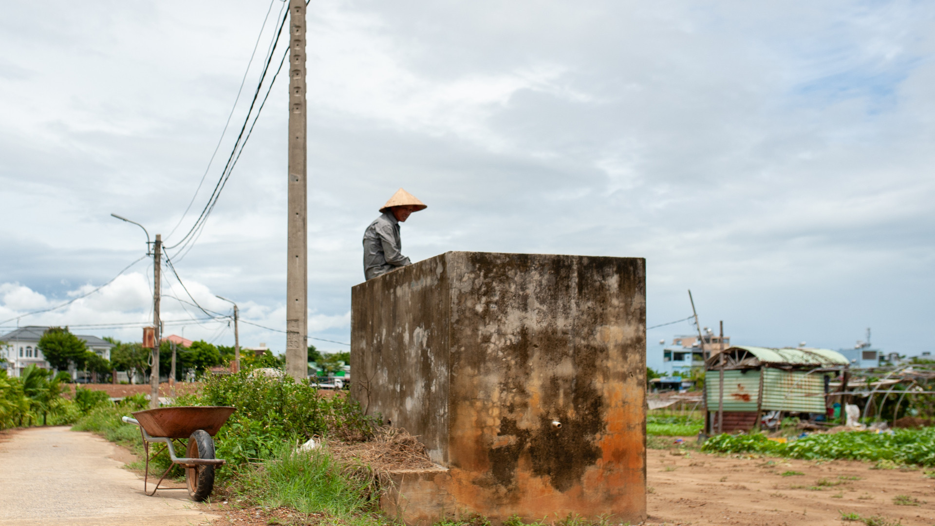 Người dân cất đồ đạc vào bể dùng chứa nước.