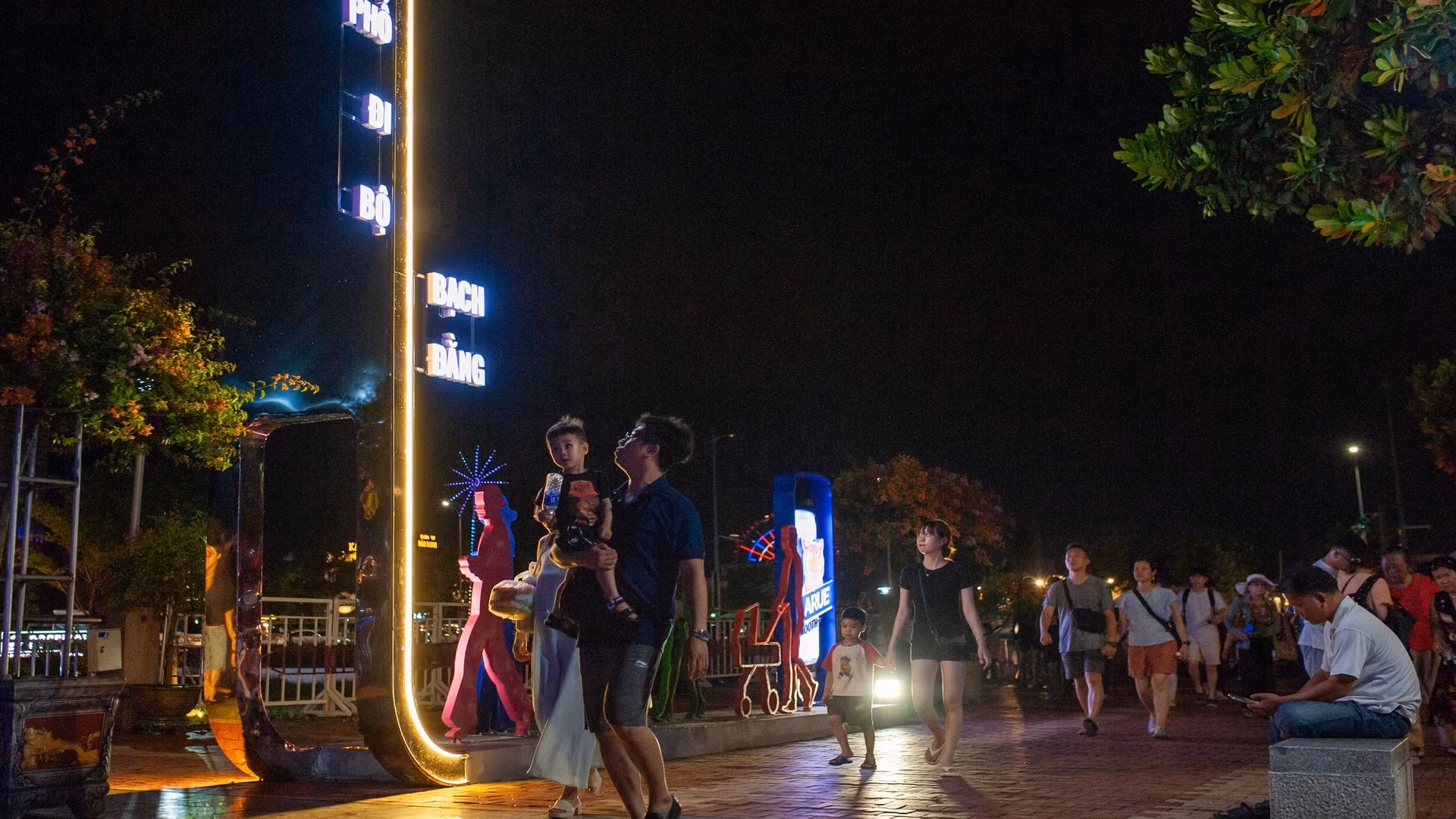 Người dân, du khách tại phố đi bộ Bạch Đằng.