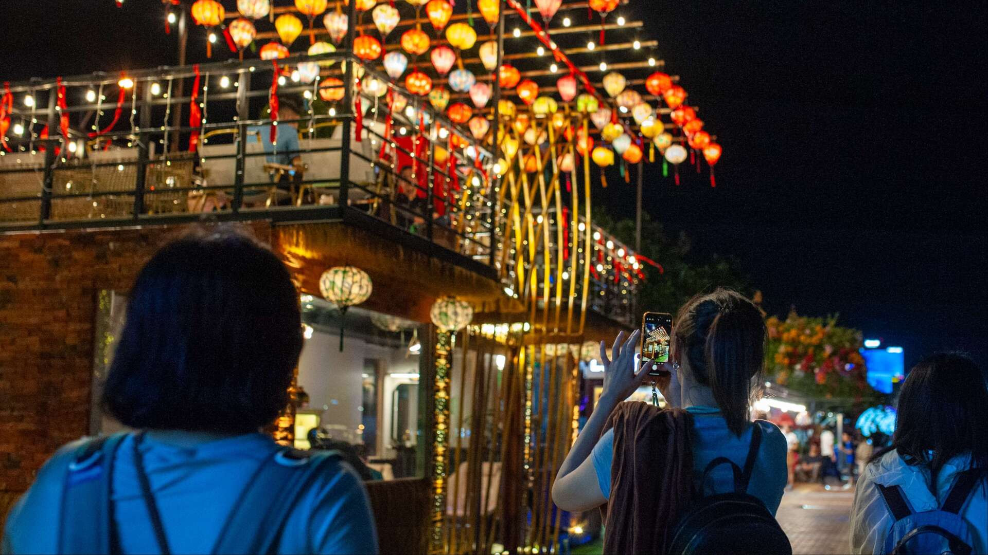 Thiết kế của một số ki-ốt được đầu tư bài bản, hấp dẫn thị giác của người đi bộ.