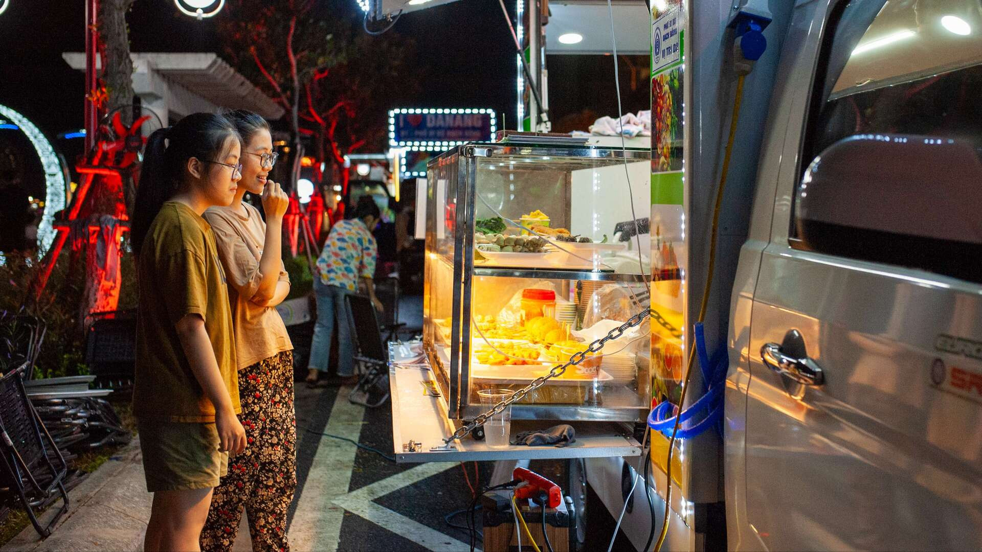 Để đáp ứng nhu cầu thưởng thức ẩm thực của người đi bộ, phố đi bộ Bạch Đằng còn bố trí thêm 15 xe bán hàng lưu động.