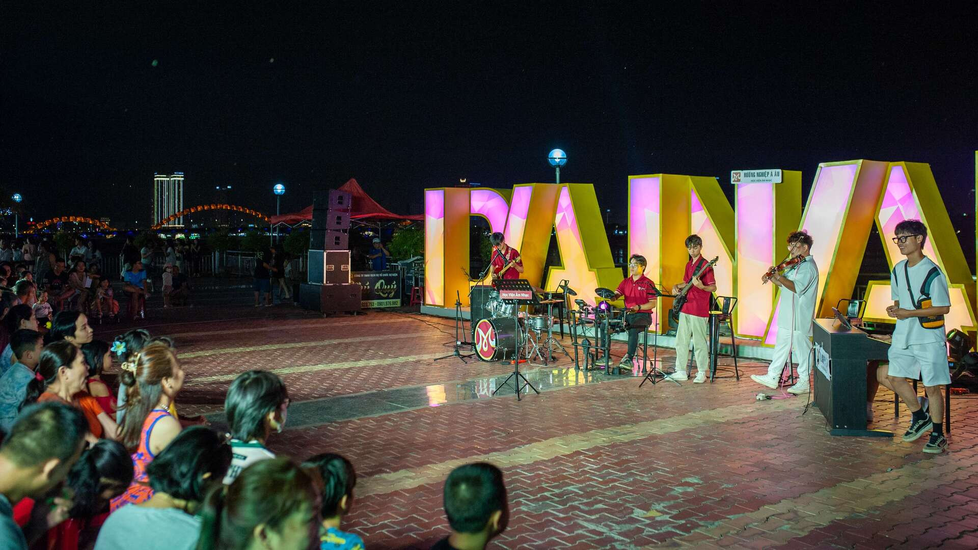 Phố đi bộ Bạch Đằng đã mở ra một không gian văn hóa cộng đồng mới mẻ cho người dân Đà Nẵng.