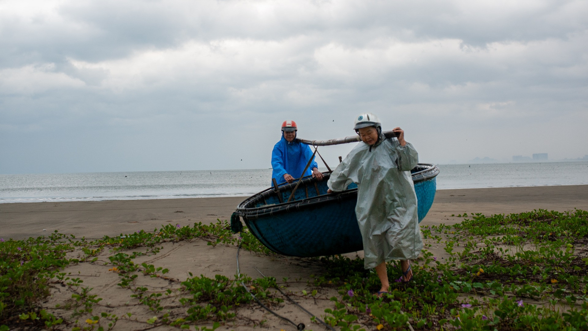 Tại bãi biển Thọ Quang, ông Đường (70 tuổi, phường Thọ Quang, quận Sơn Trà) và vợ là một trong những hộ dân cuối cùng đưa thuyền thúng vào bờ tránh bão.