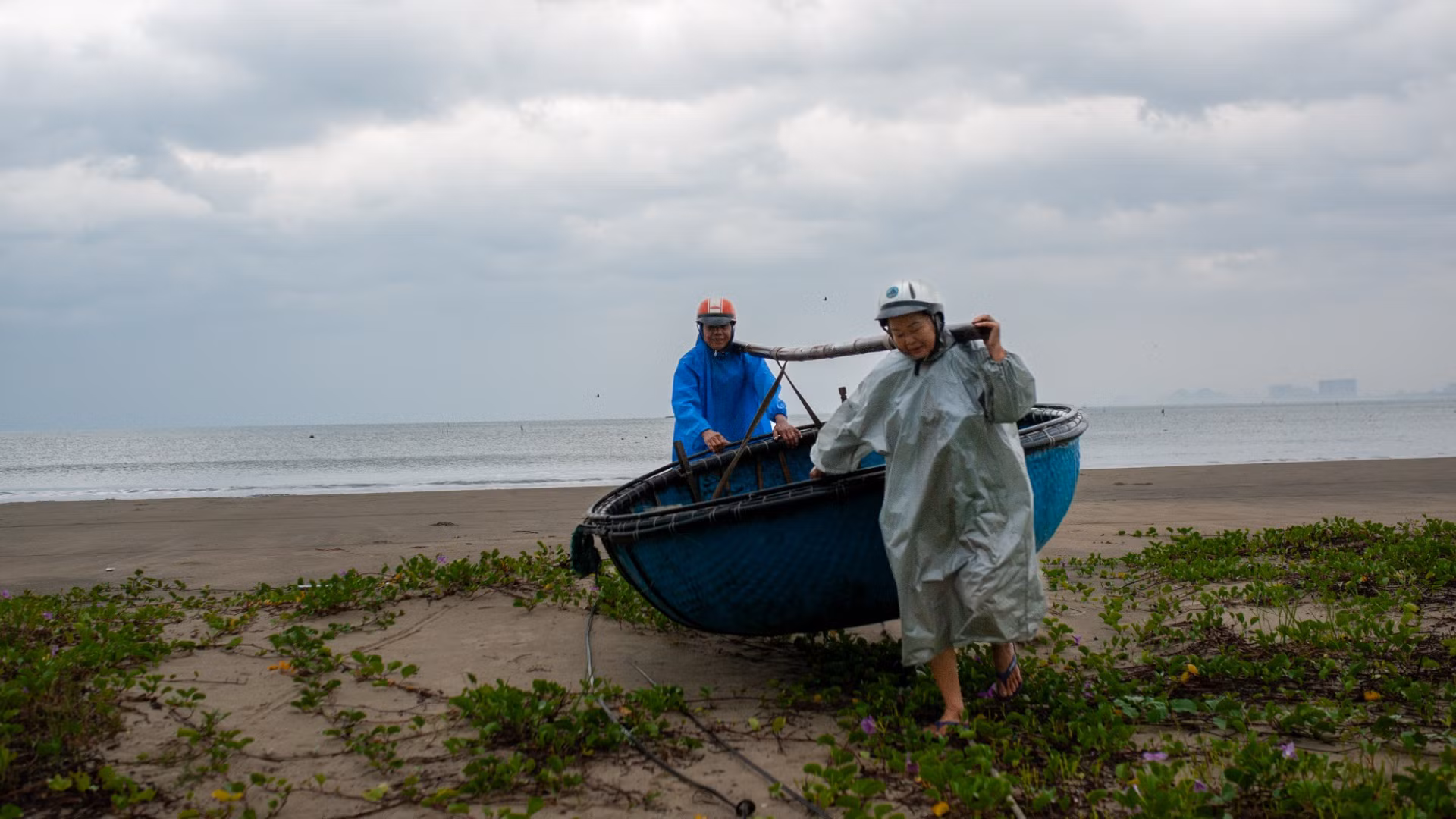 Tại bãi biển Thọ Quang, ông Đường (70 tuổi, phường Thọ Quang, quận Sơn Trà) và vợ là một trong những hộ dân cuối cùng đưa thuyền thúng vào bờ tránh bão.