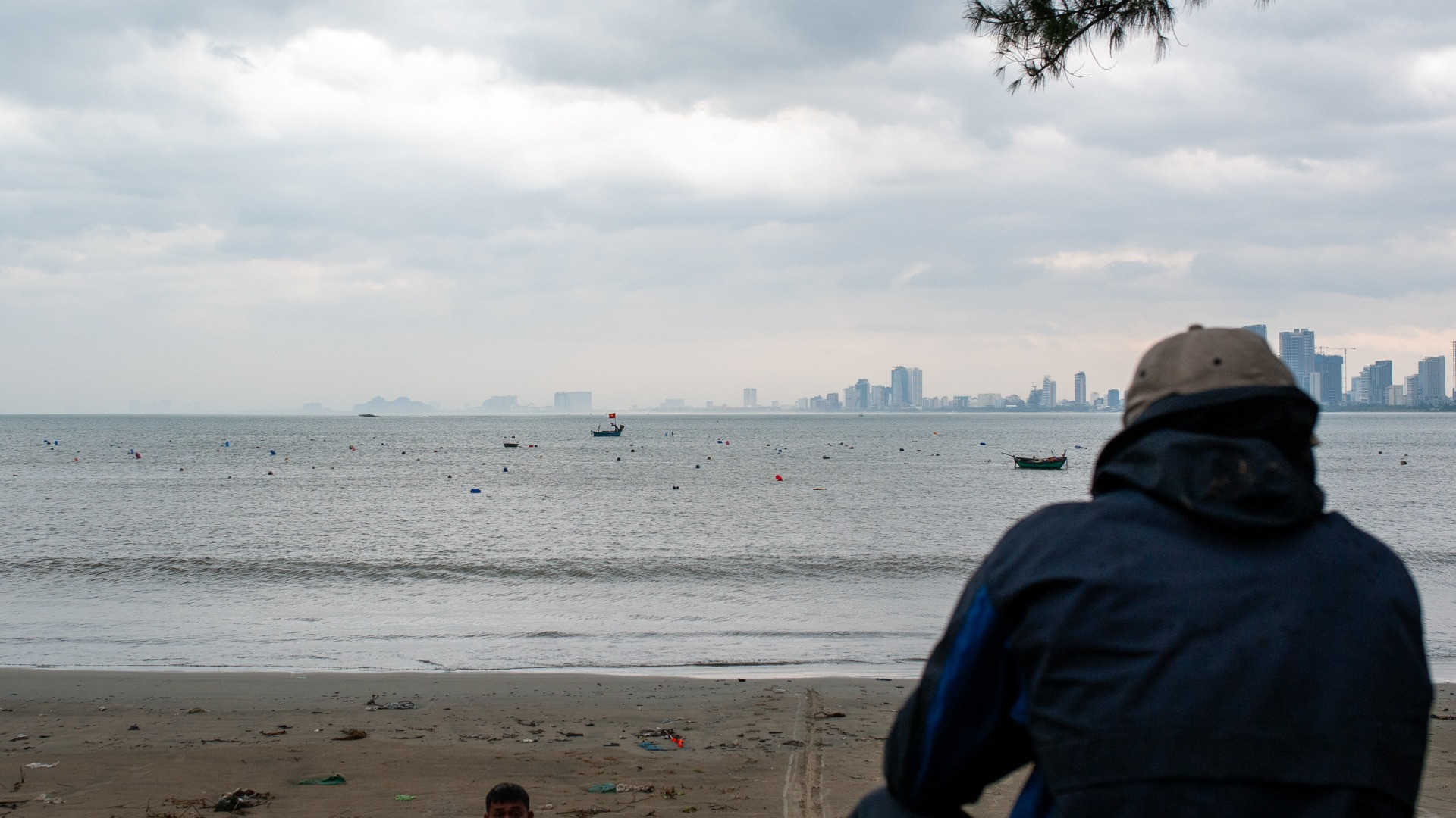 Tuy vậy, trên biển lúc 17 giờ chiều nay vẫn còn một số thuyền máy chưa vào bờ.