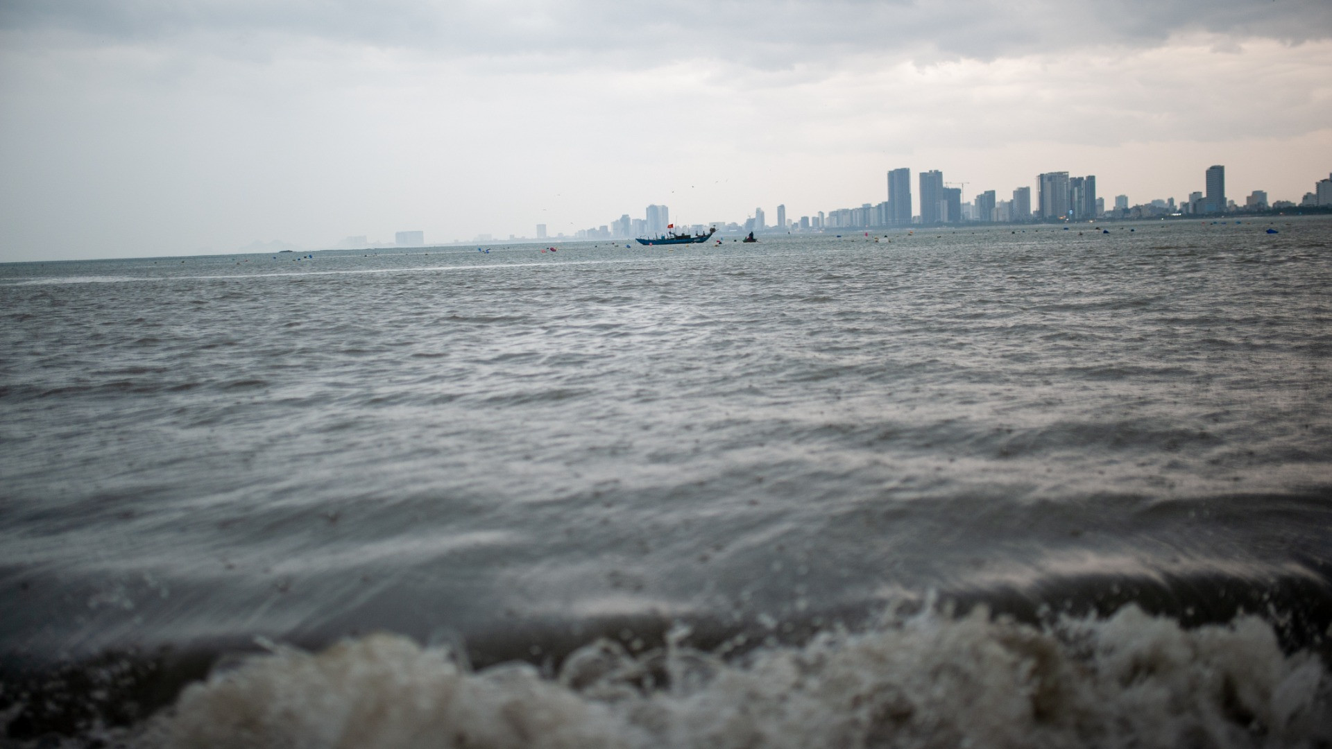 "Thuyền đó người ta gọi là thuyền liều đó, họ kêu vô nhưng mà cũng không chịu vô", một người dân cho biết.
