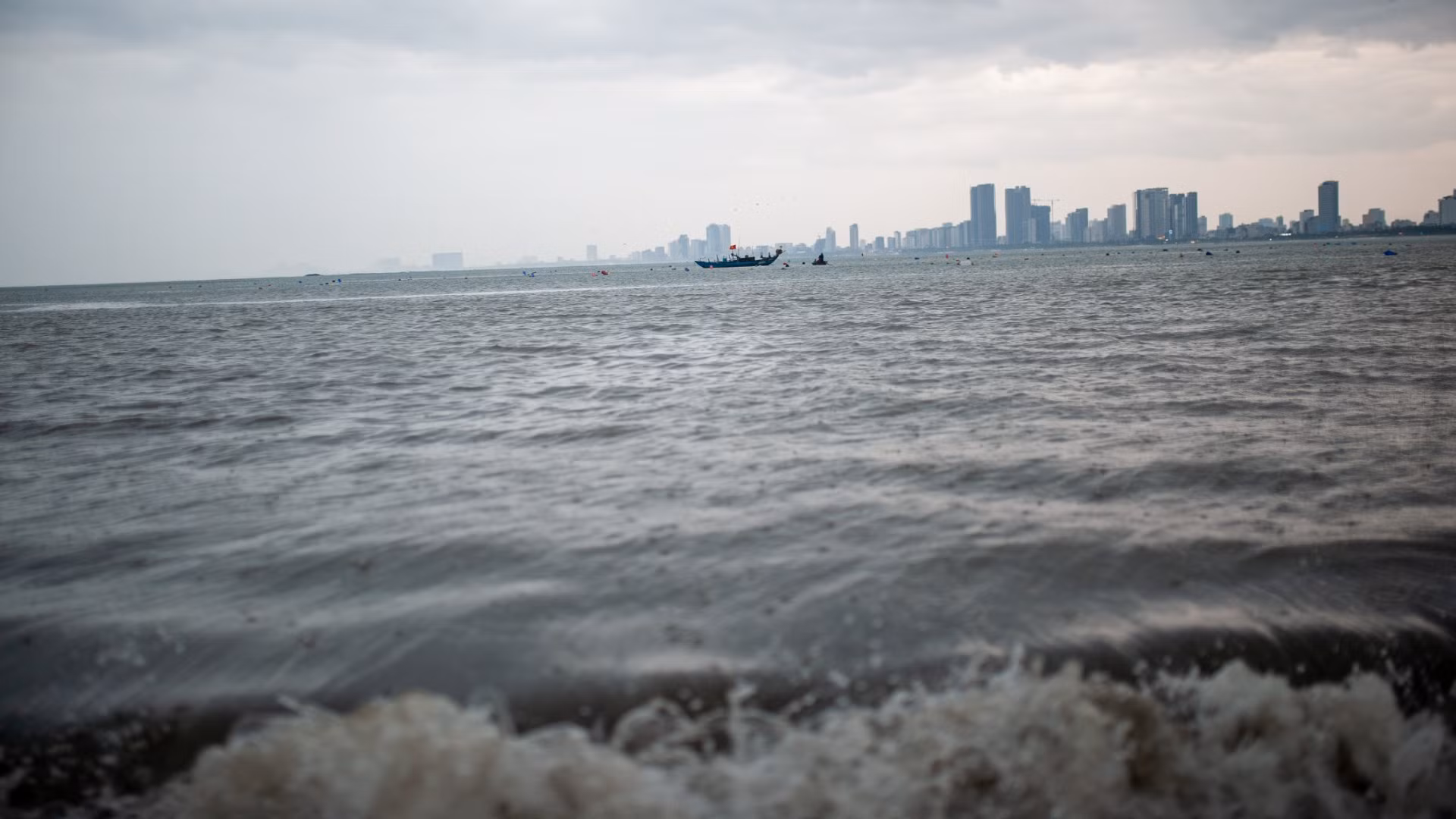"Thuyền đó người ta gọi là thuyền liều đó, họ kêu vô nhưng mà cũng không chịu vô", một người dân cho biết.
