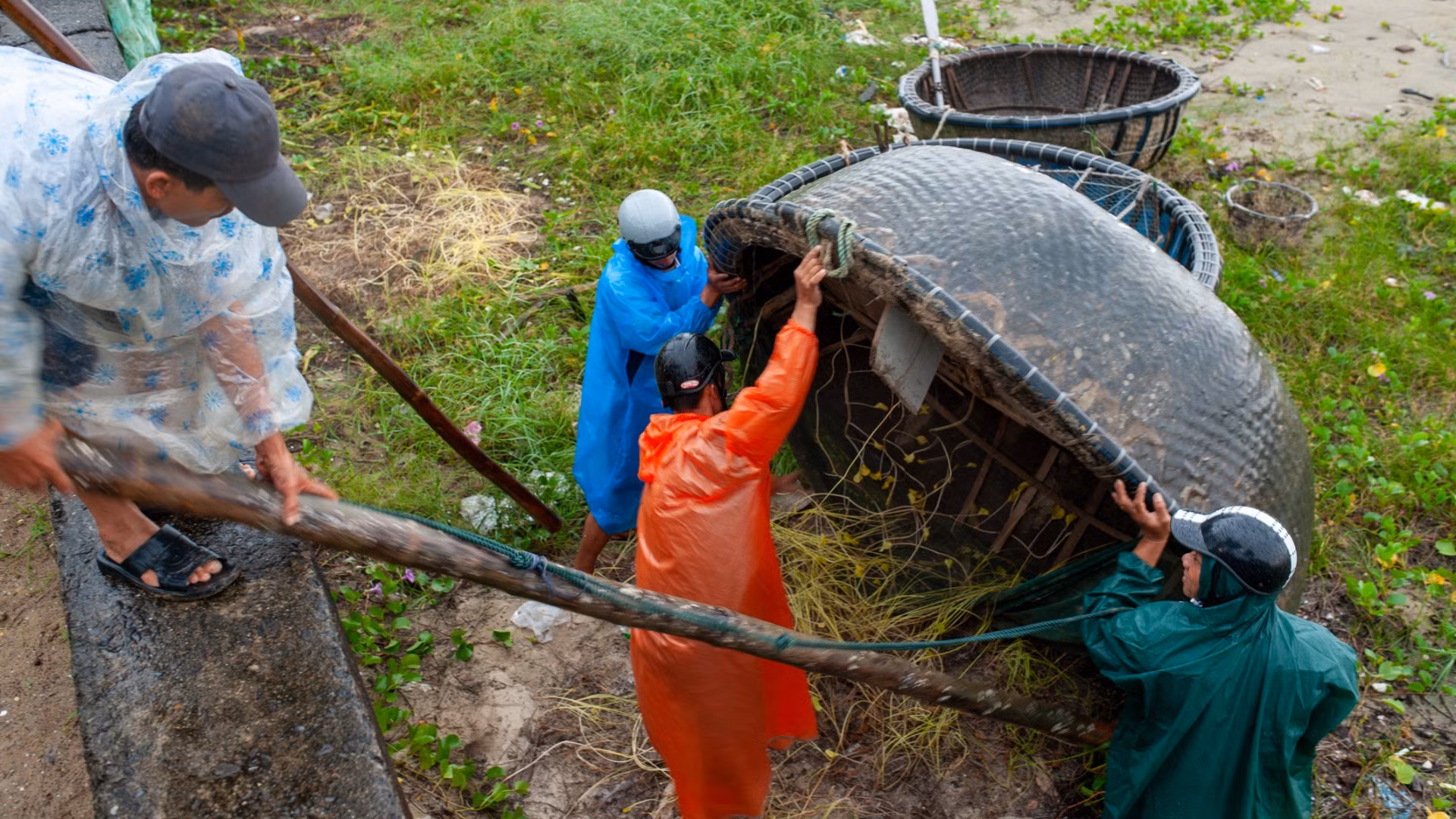 Đưa thuyền thúng lên bờ tránh trú bão số 6.