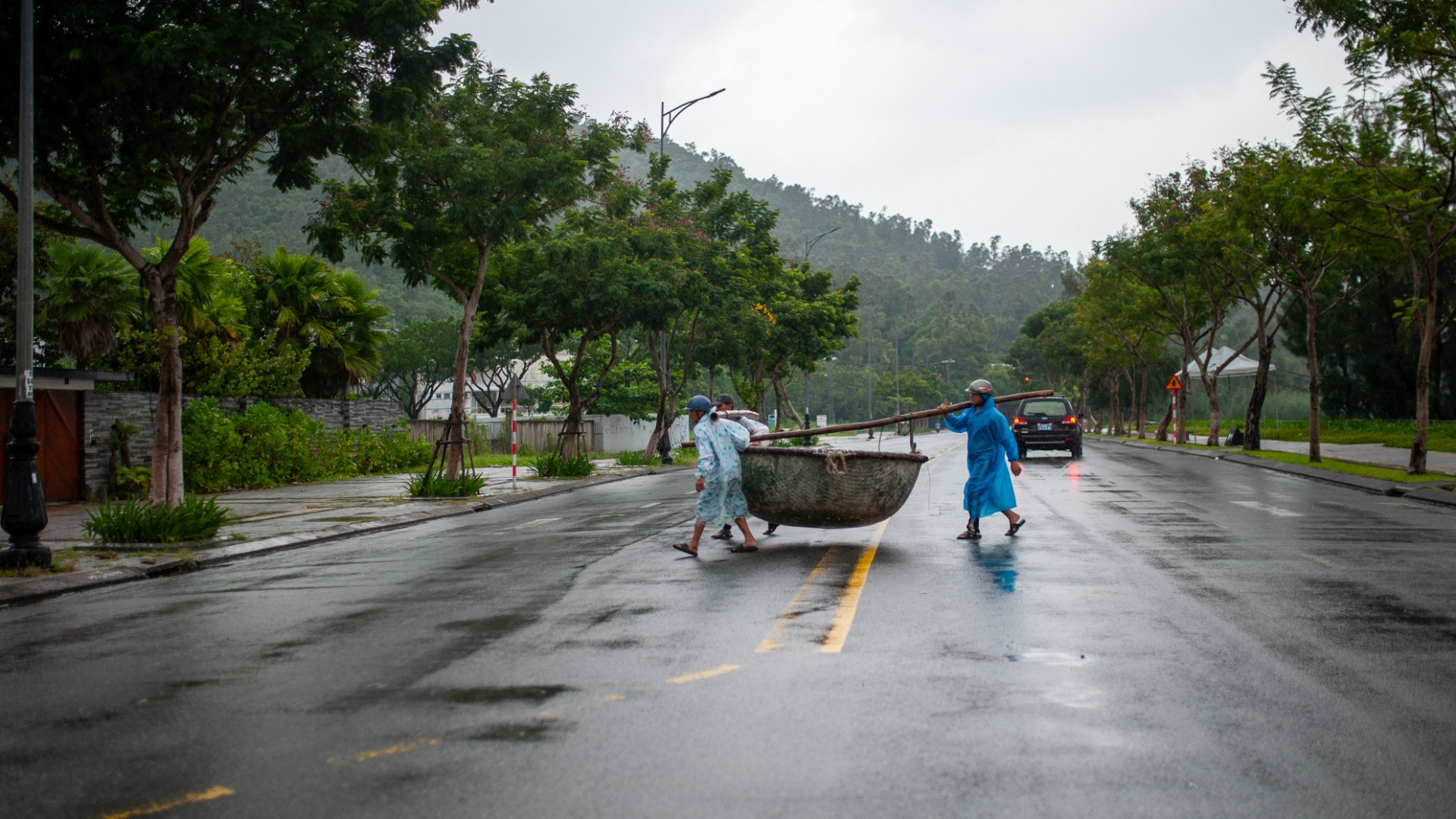 Phần lớn thuyền thúng được người dân đưa qua đường để tránh trú bão an toàn hơn.