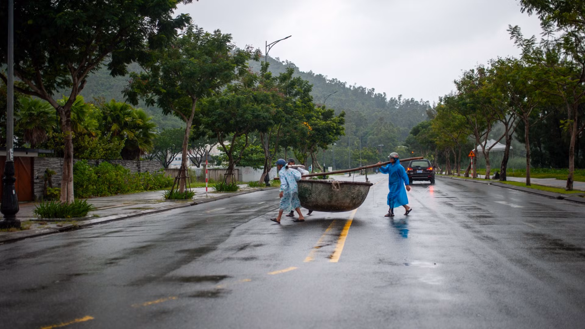 Phần lớn thuyền thúng được người dân đưa qua đường để tránh trú bão an toàn hơn.