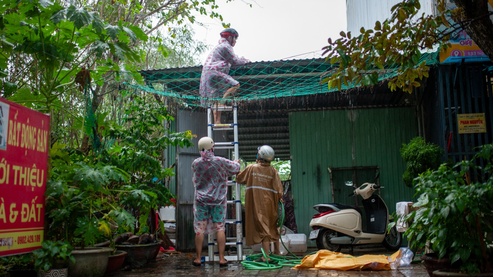 Các hộ dân sống gần biển cũng nhanh chóng gia cố, chằng chéo nhà cửa.