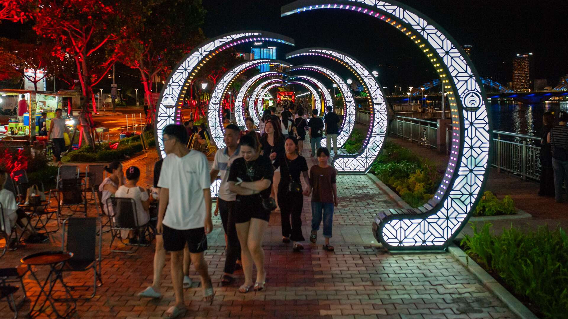 Nhiều người bày tỏ sự ấn tượng với thiết kế của các hạng mục chiếu sáng trên tuyến phố.