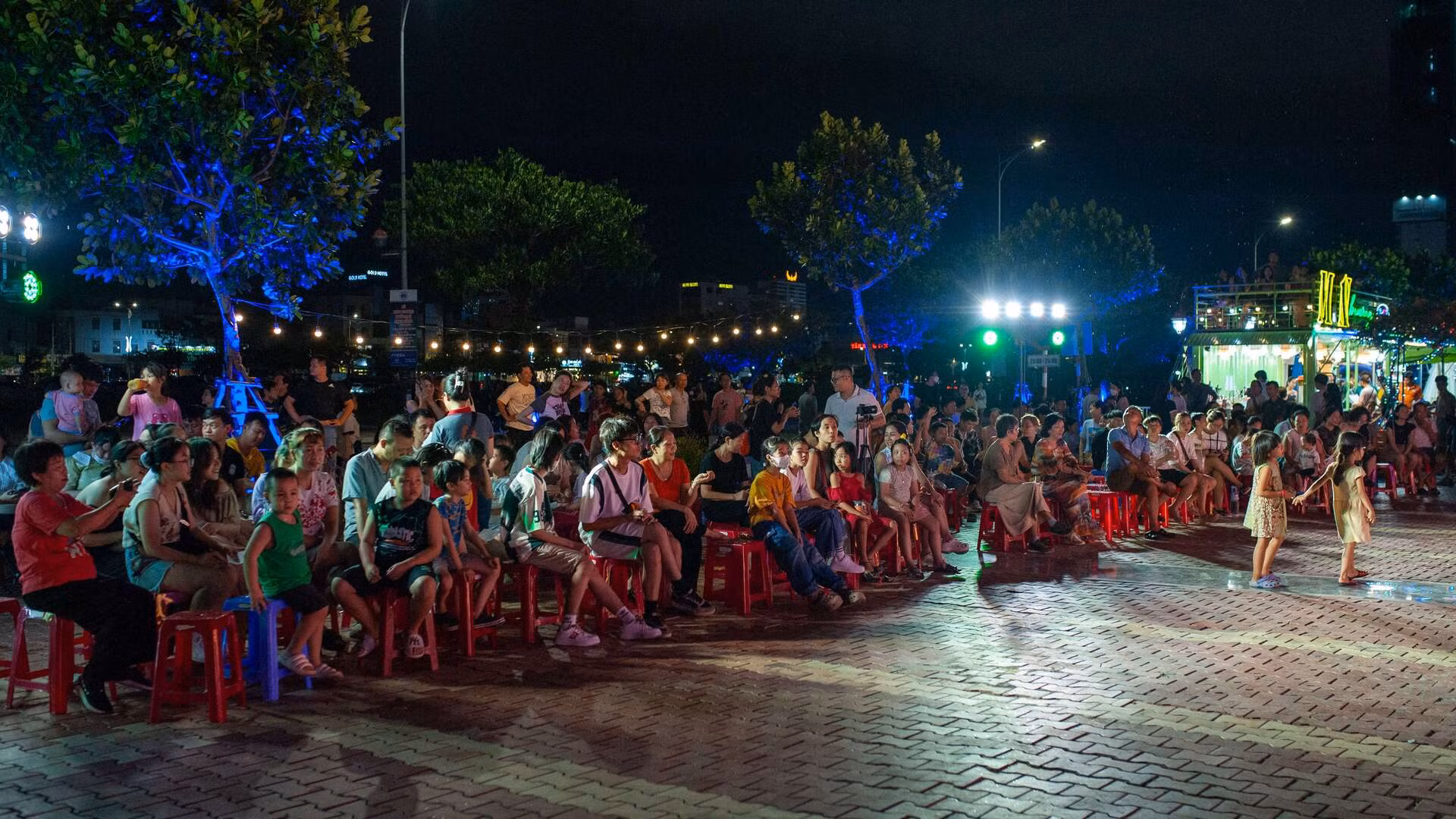 Nhiều người dân, du khách thích thú và hào hứng khi tham gia các hoạt động tại phố đi bộ Bạch Đằng. Nhiều người dân, du khách thích thú và hào hứng khi tham gia các hoạt động tại phố đi bộ Bạch Đằng.