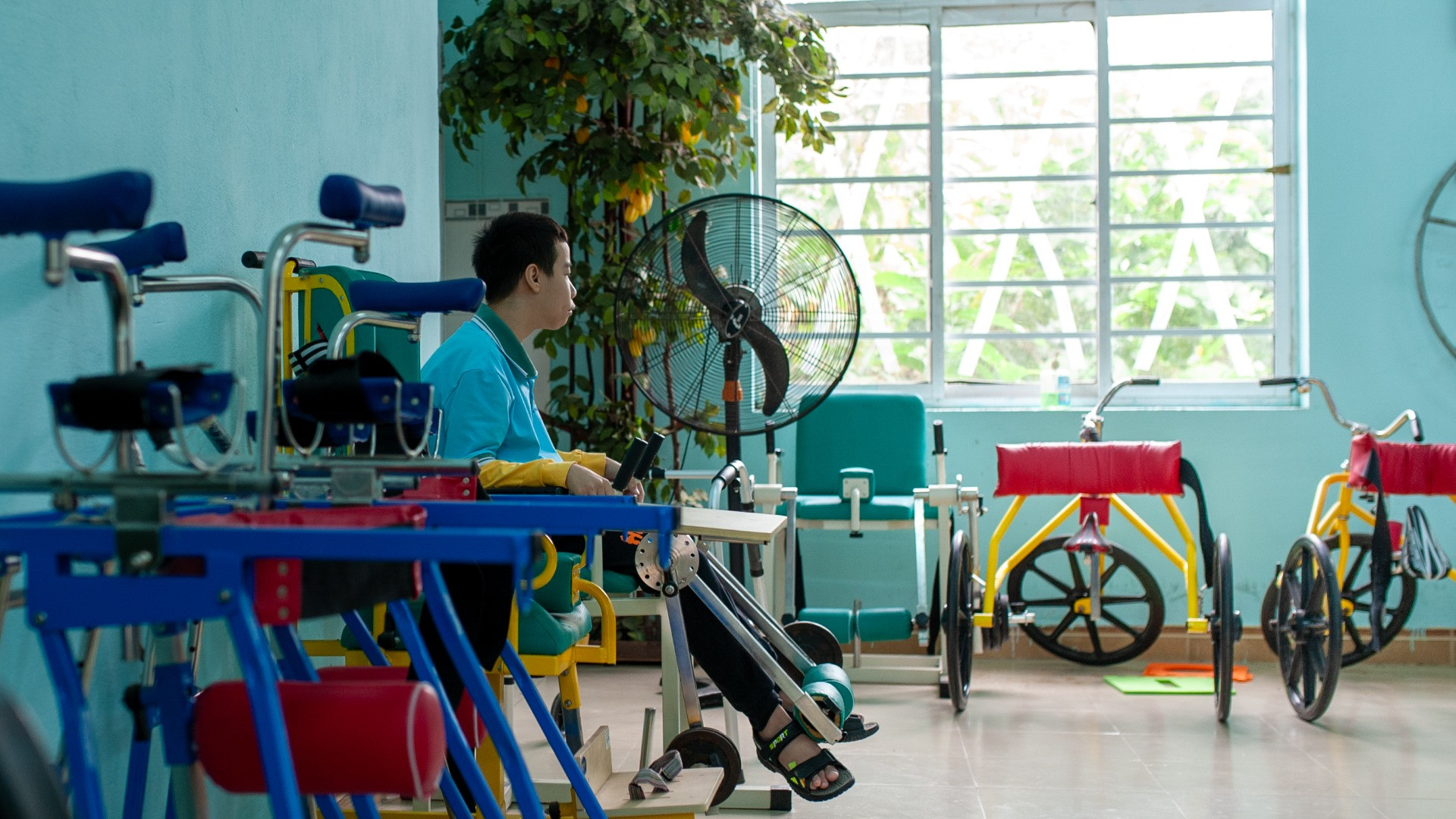 Nạn nhân chất độc da cam bị khuyết tật vận động tại Trung tâm. Nạn nhân chất độc da cam bị khuyết tật vận động tại Trung tâm.