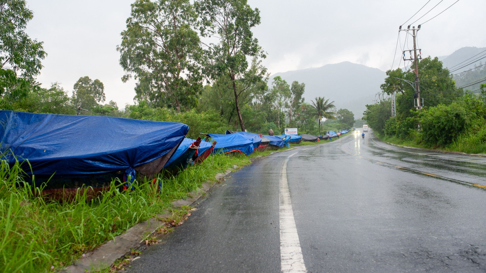Tàu thuyền neo đậu trên khu vực bán đảo Sơn Trà.