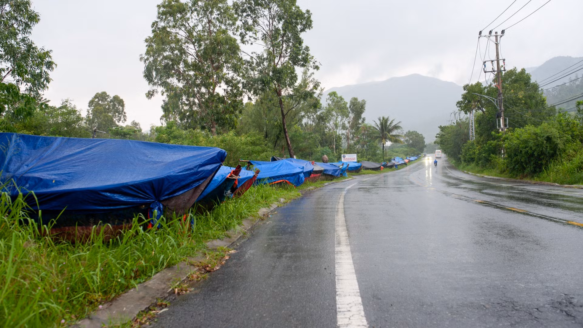 Tàu thuyền neo đậu trên khu vực bán đảo Sơn Trà.
