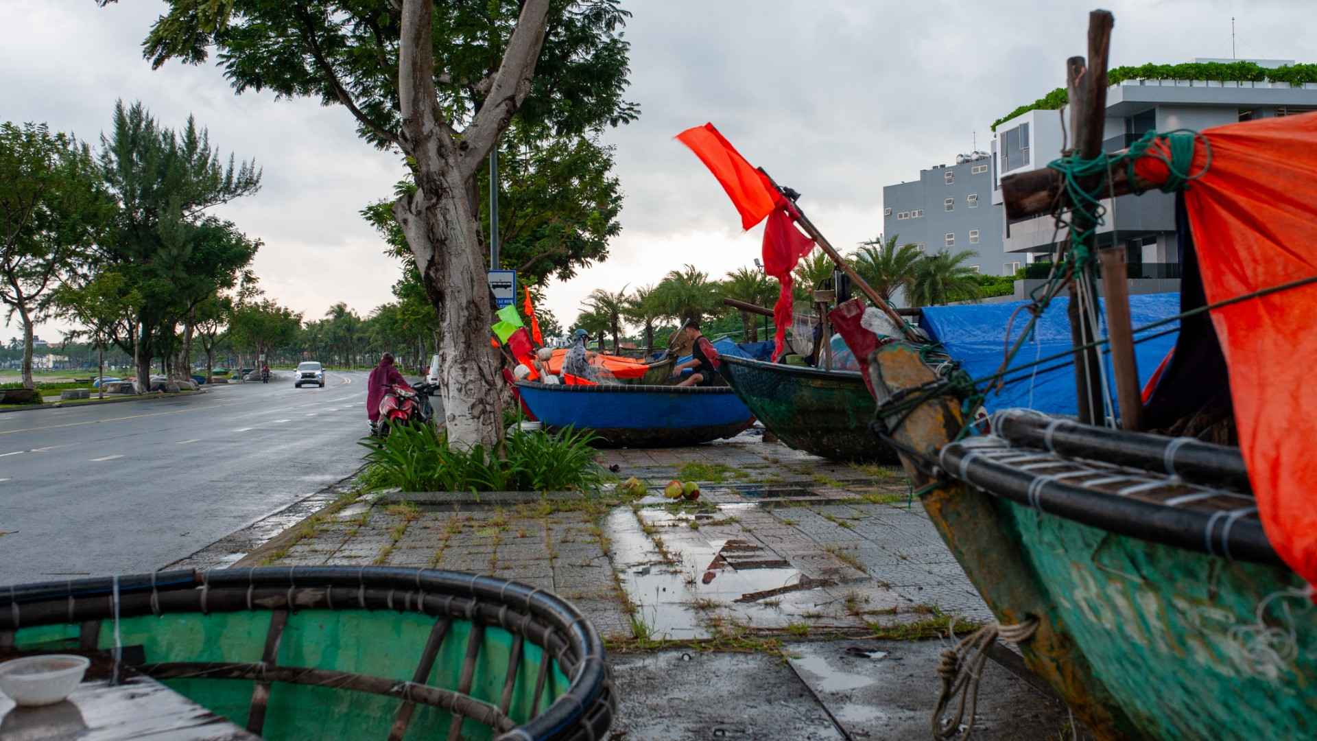 Theo ông Đường, các hộ dân và ngư dân quanh đây đã đưa thuyền thúng và ngư cụ lên bờ tránh bão ngay từ ngày hôm qua.