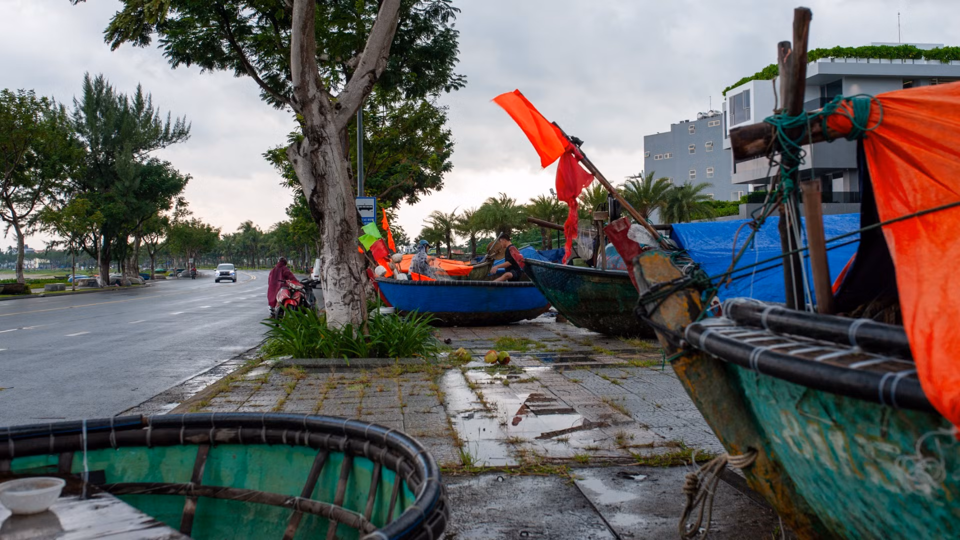 Theo ông Đường, các hộ dân và ngư dân quanh đây đã đưa thuyền thúng và ngư cụ lên bờ tránh bão ngay từ ngày hôm qua.