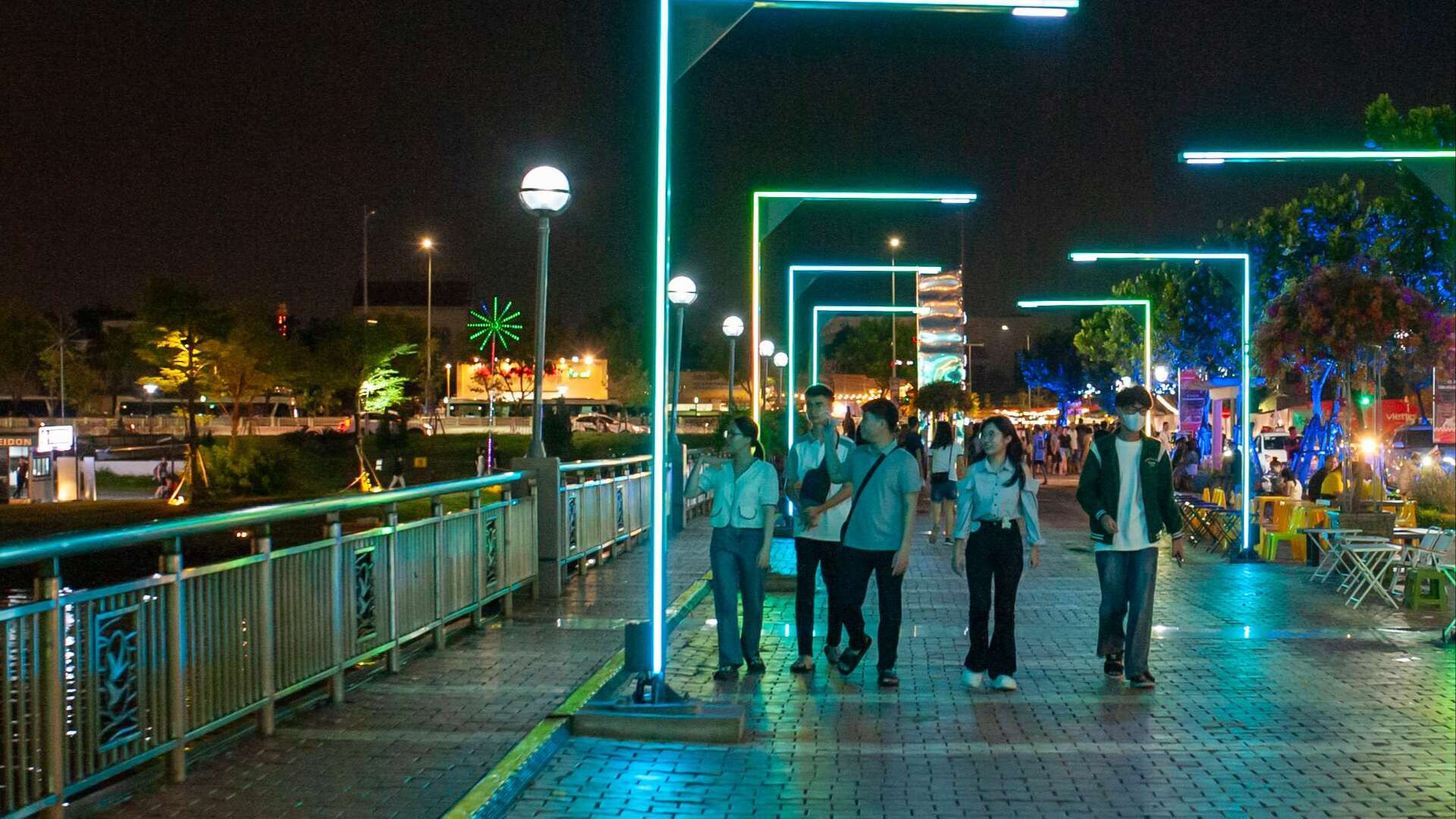 Thích thú với cách trang trí của tuyến phố đi bộ Bạch Đằng, chị Ngô Ngọc Vy (trú quận Thanh Khê, Đà Nẵng) bày tỏ: "Bây giờ, tuyến đường được thắp sáng hơn lúc trước, nên mình cảm thấy lộng lẫy hơn nhiều".