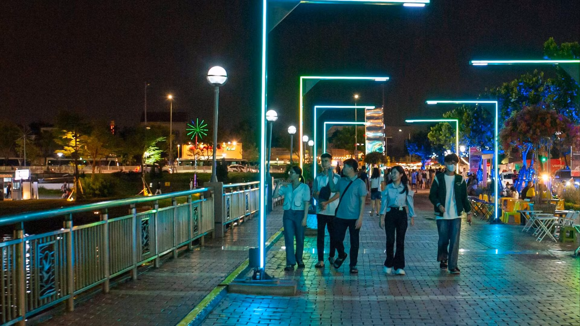 Thích thú với cách trang trí của tuyến phố đi bộ Bạch Đằng, chị Ngô Ngọc Vy (trú quận Thanh Khê, Đà Nẵng) bày tỏ: "Bây giờ, tuyến đường được thắp sáng hơn lúc trước, nên mình cảm thấy lộng lẫy hơn nhiều".