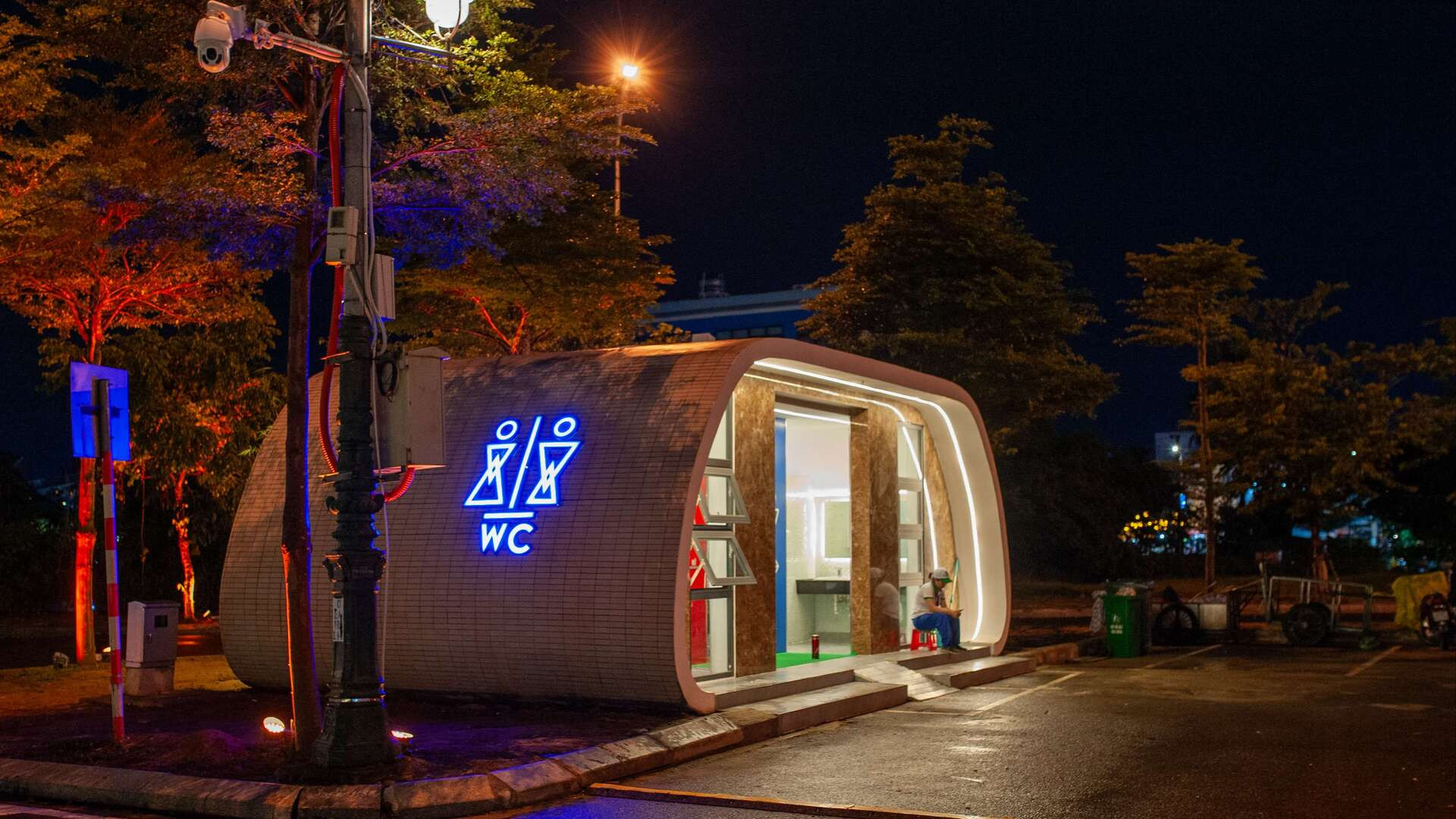 Tuyến phố đi bộ Bạch Đằng được đầu tư đồng bộ hạ tầng công cộng như: nhà vệ sinh, WiFi, bãi đỗ xe,...