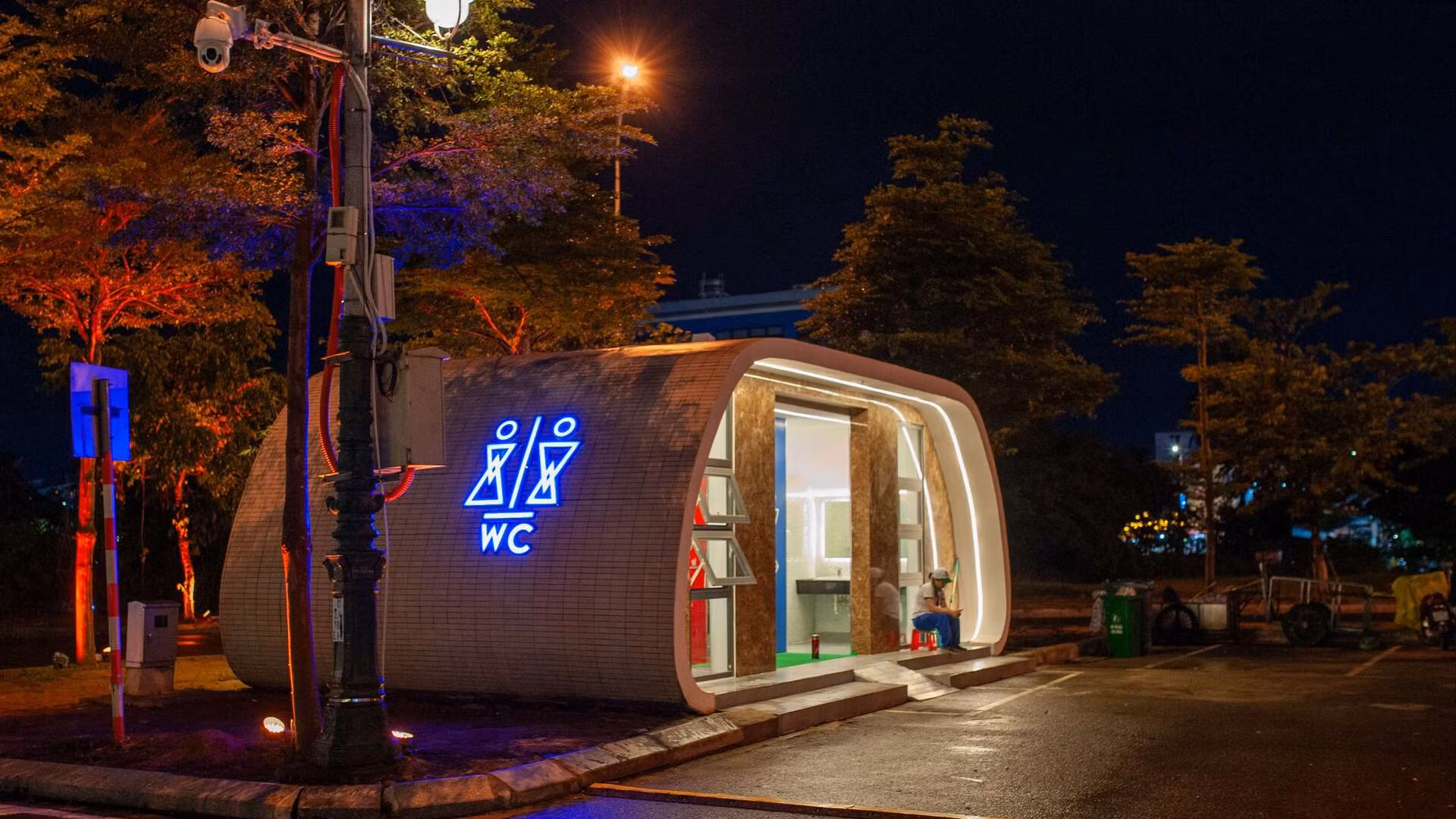 Tuyến phố đi bộ Bạch Đằng được đầu tư đồng bộ hạ tầng công cộng như: nhà vệ sinh, WiFi, bãi đỗ xe,...