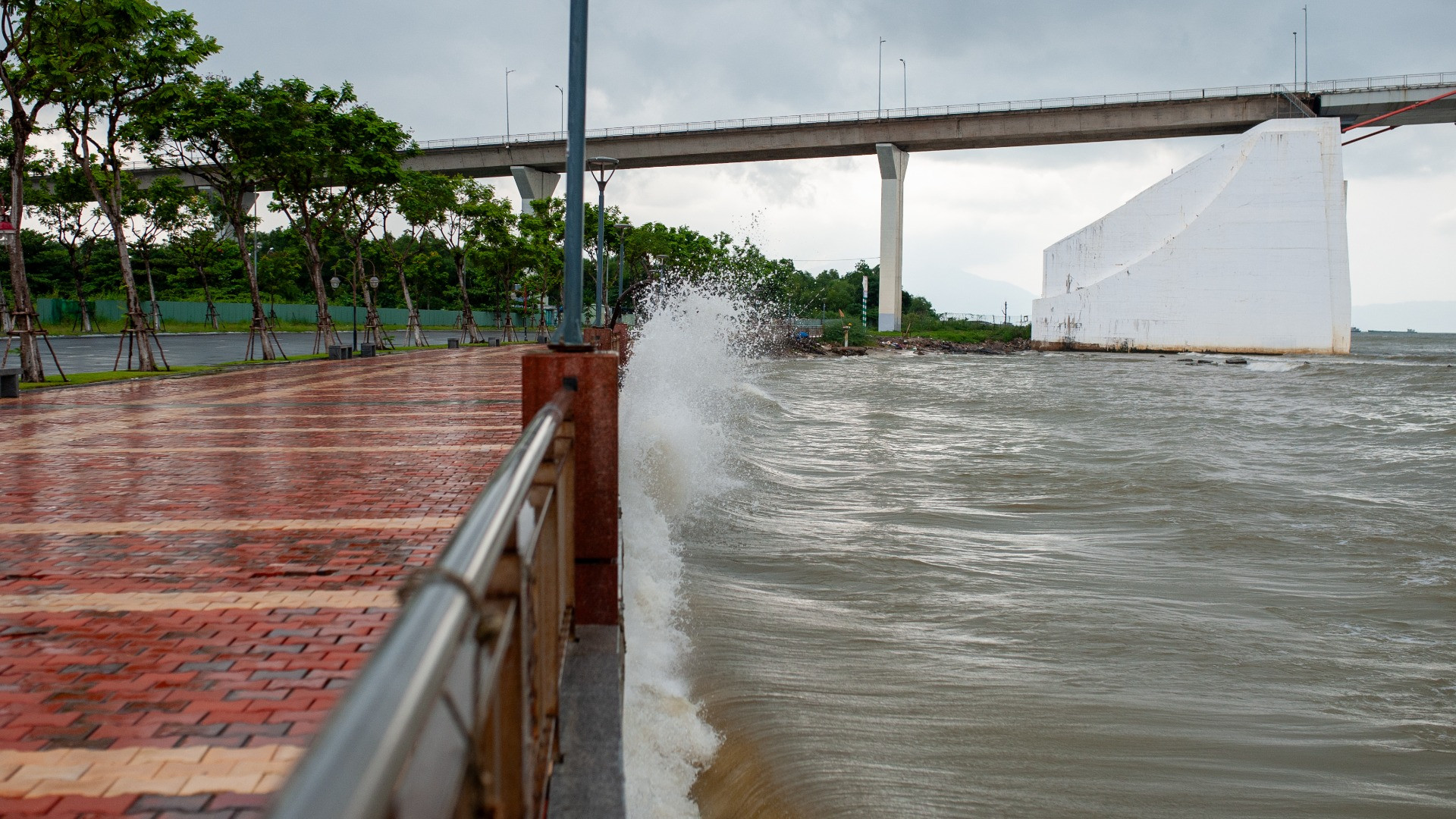 Sóng biển lớn trong chiều 26/10.