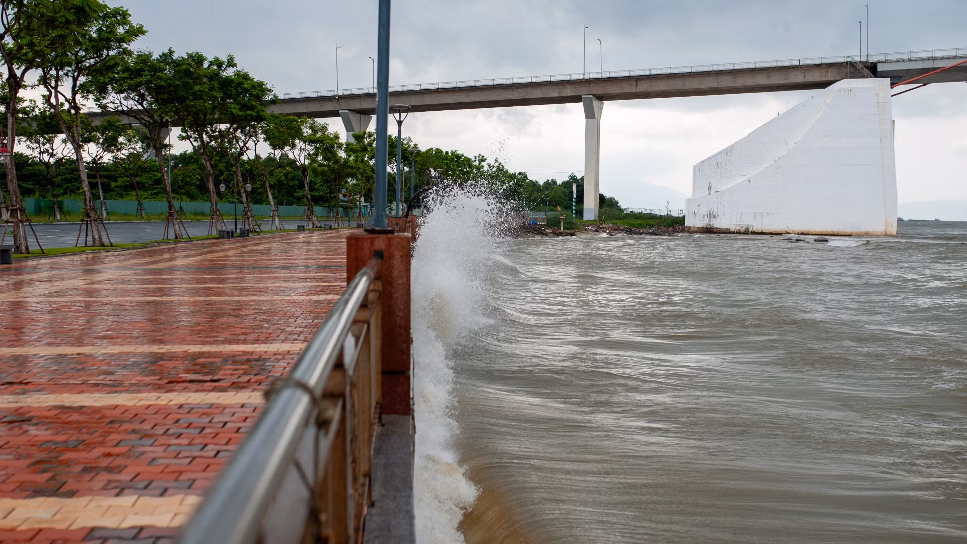 Sóng biển lớn trong chiều 26/10.