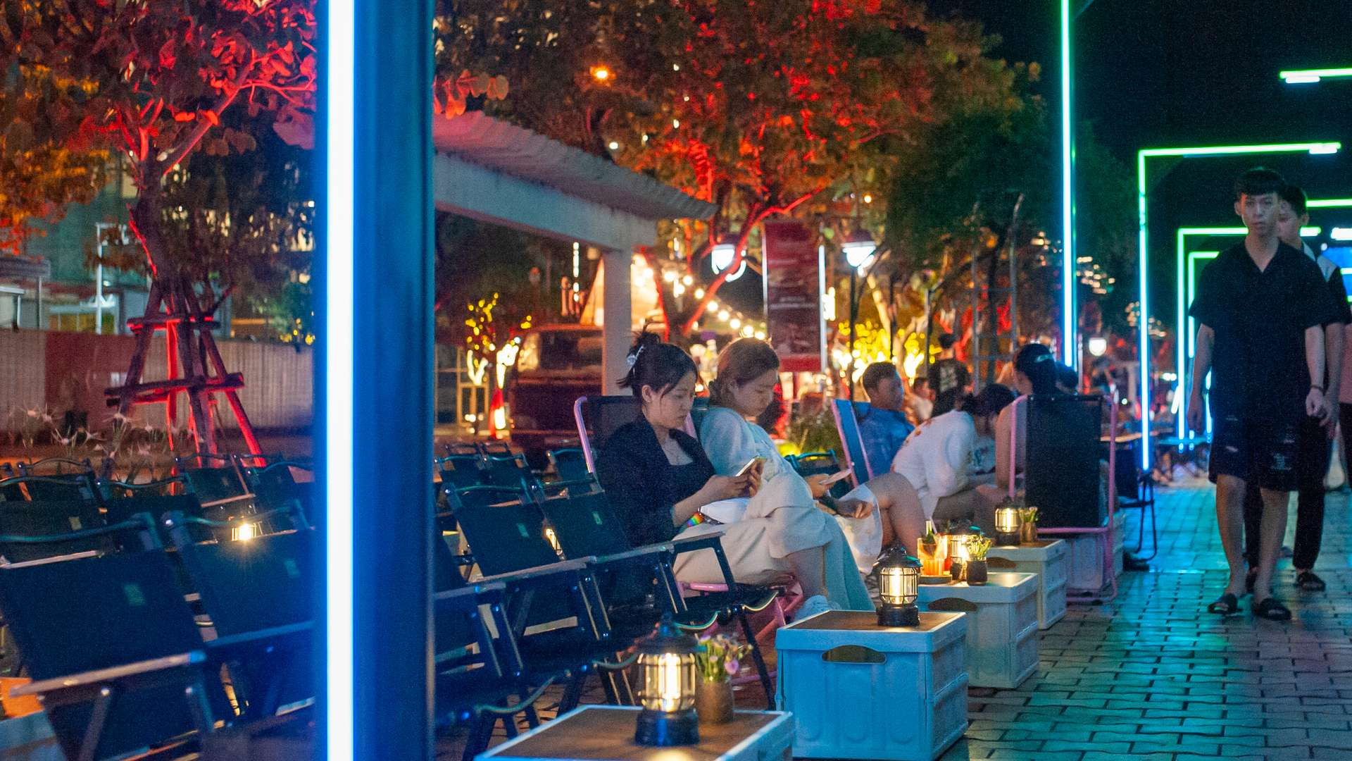 Nhiều bạn trẻ thích thú tìm đến với không gian phố đi bộ Bạch Đằng.