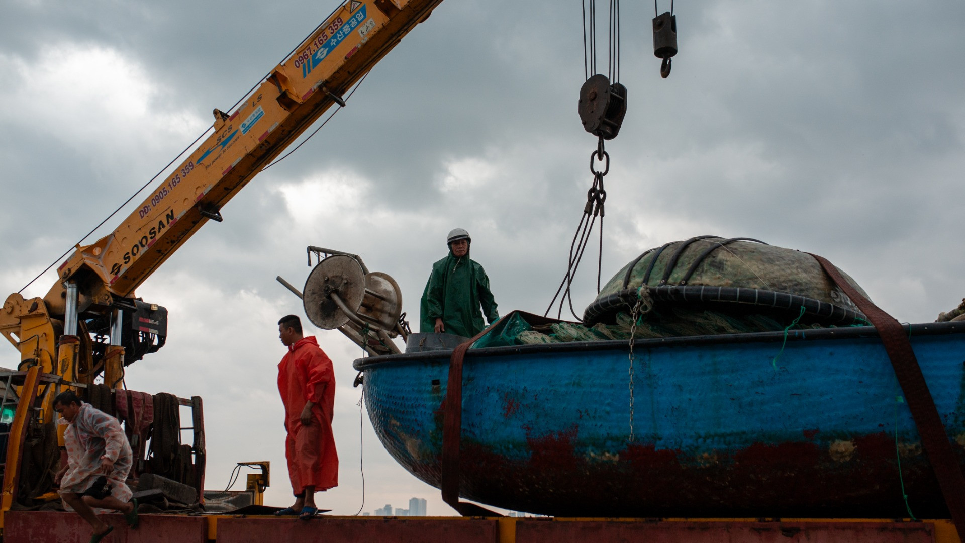 Công tác ứng phó bão số 6 diễn ra khẩn trương với sự hiệp đồng của người dân và các cơ quan chức năng.