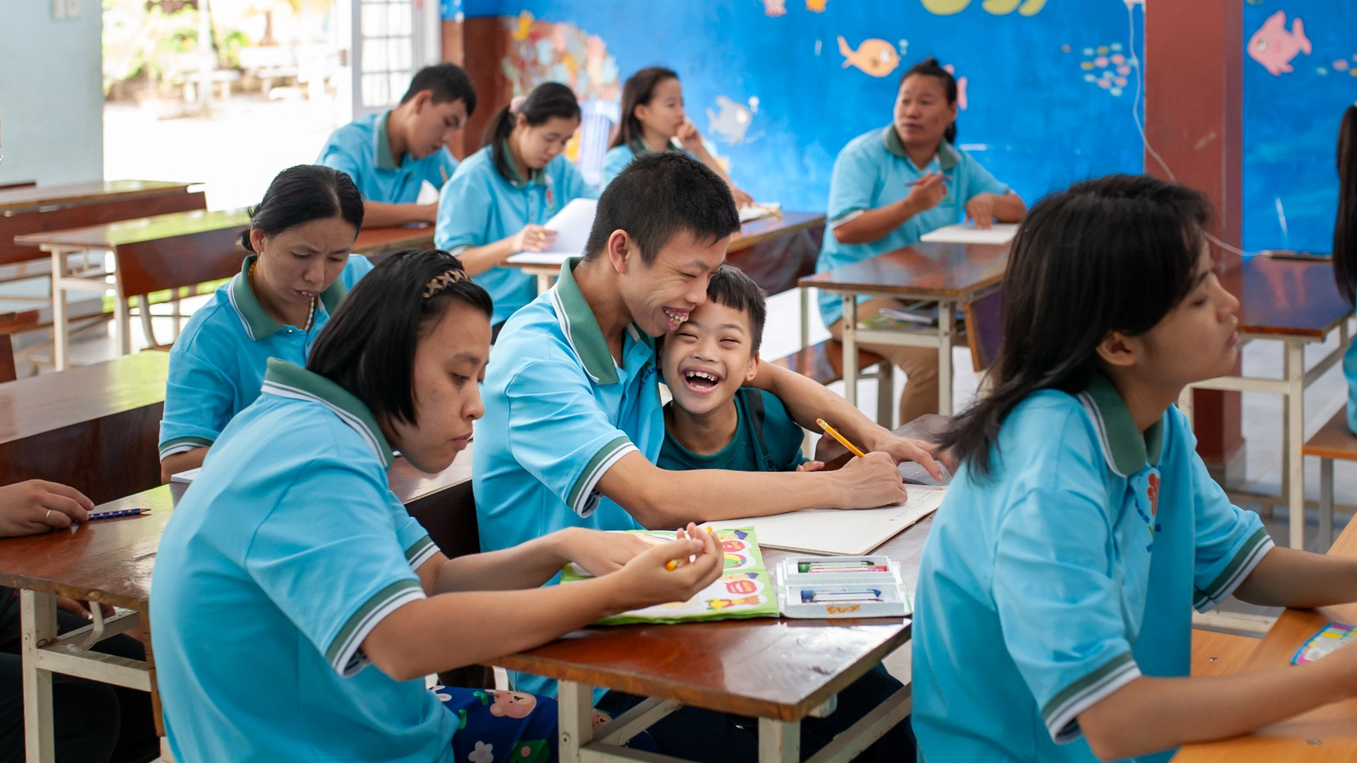 Nụ cười rạng rỡ của các em trong tiết học văn hóa. Nụ cười rạng rỡ của các em trong tiết học văn hóa.