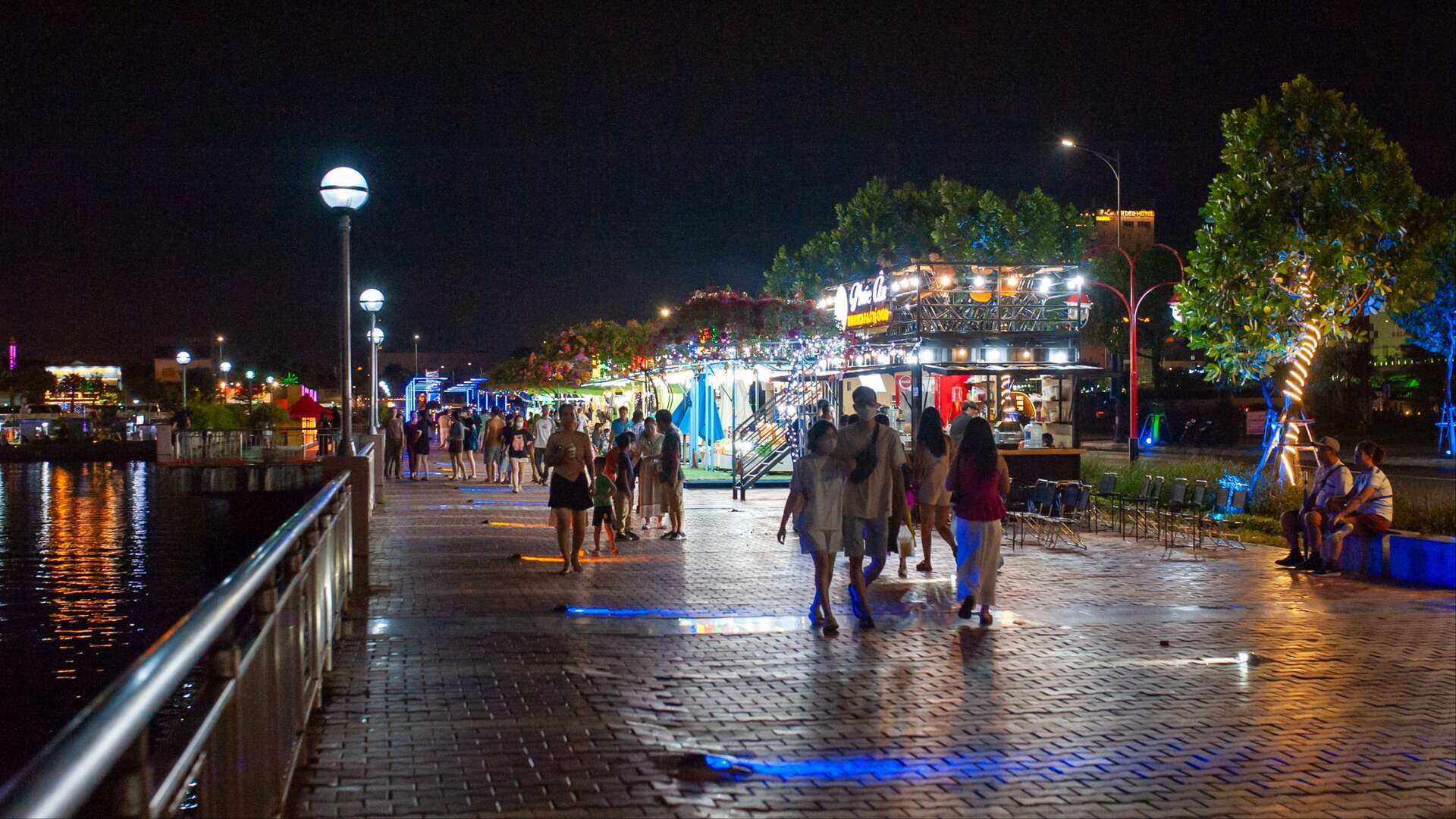 Nhiều người dân, du khách đã đến trải nghiệm trong những ngày đầu khai trương.