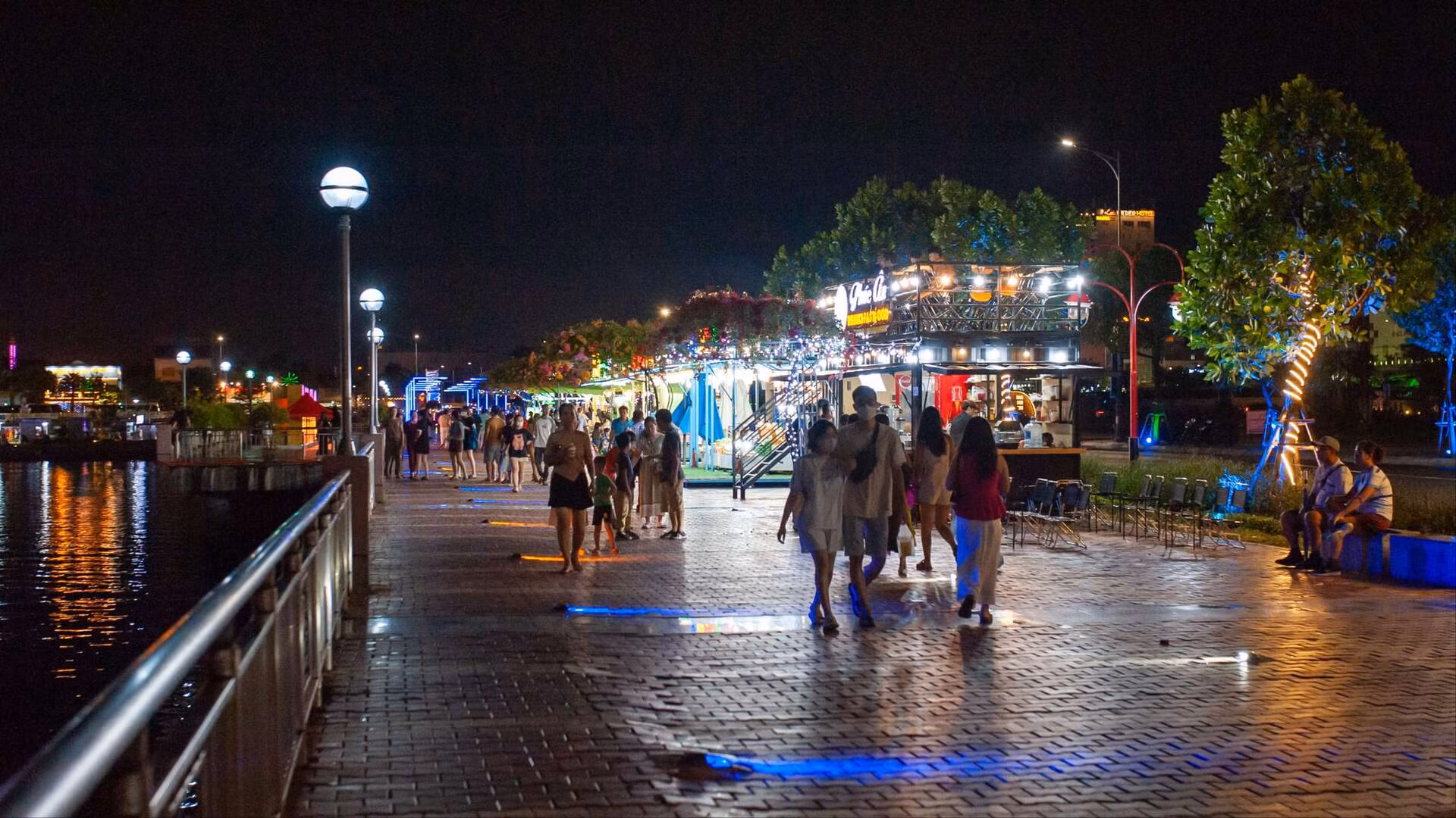 Nhiều người dân, du khách đã đến trải nghiệm trong những ngày đầu khai trương. Nhiều người dân, du khách đã đến trải nghiệm trong những ngày đầu khai trương.